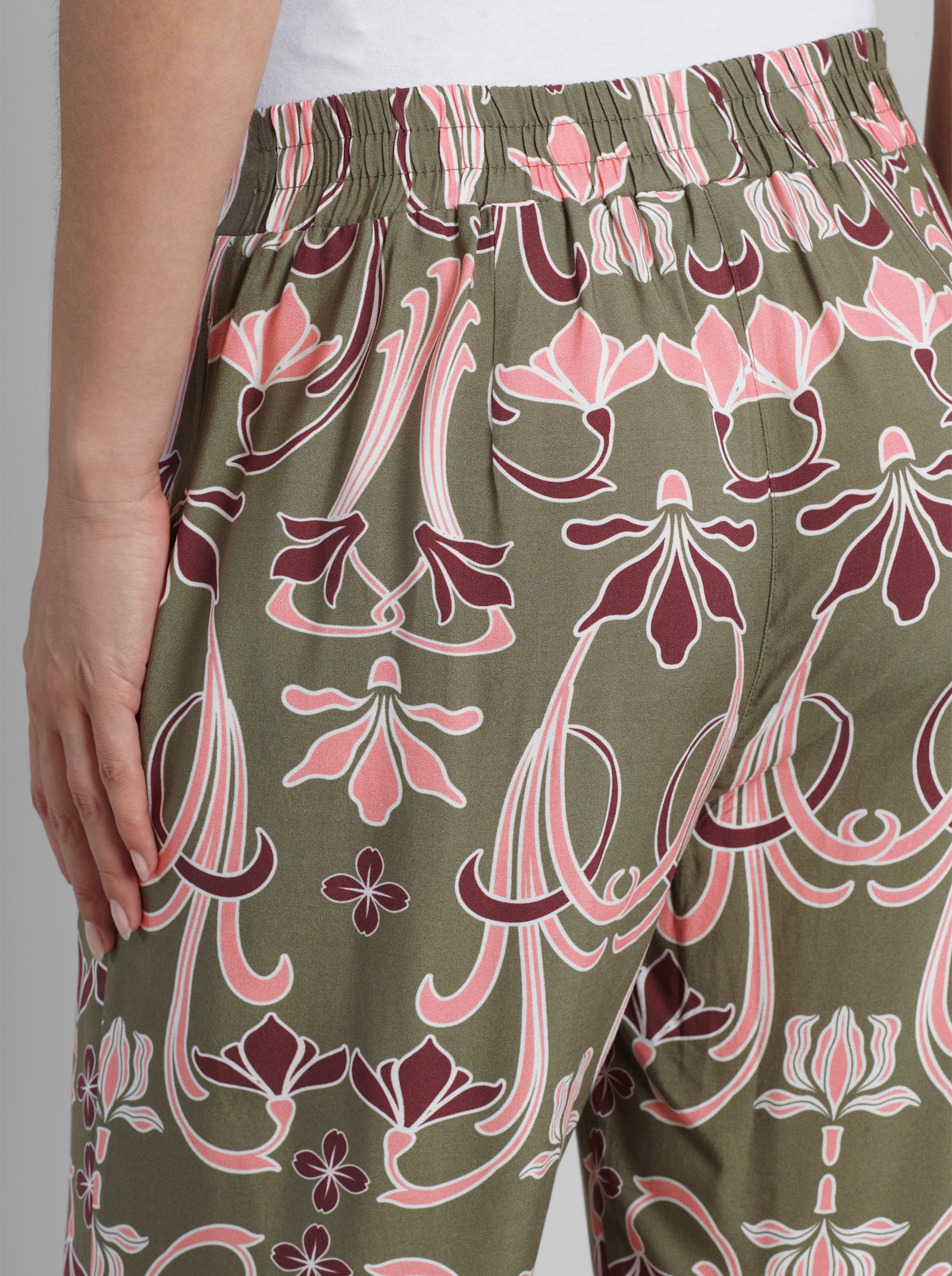 heine Druckhose mit weit geschnittenen Beinen - khaki-rosenquarz-bedruckt