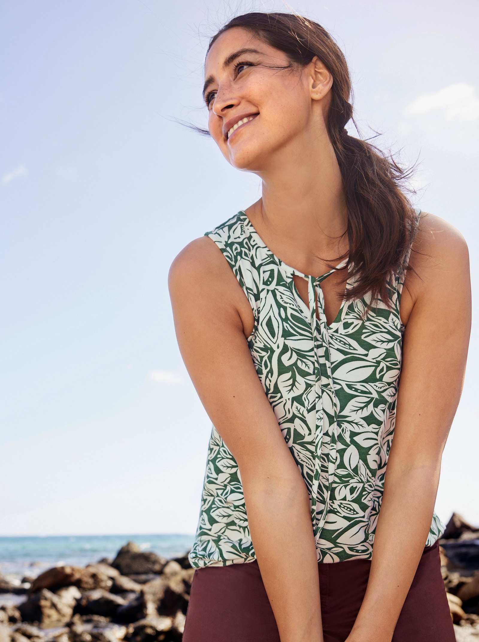Shirttop im Blätter-Druck - weiß-moos-bedruckt