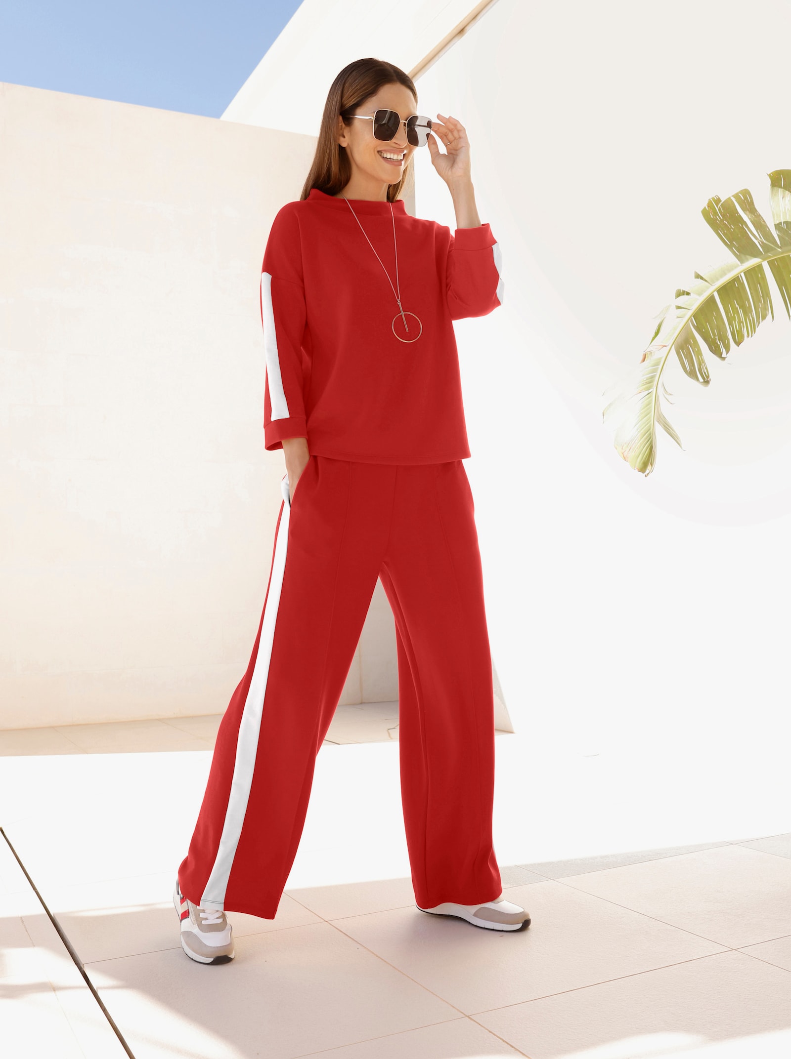 Stehkragenshirt mit Kontraststreifen - erdbeere-weiß