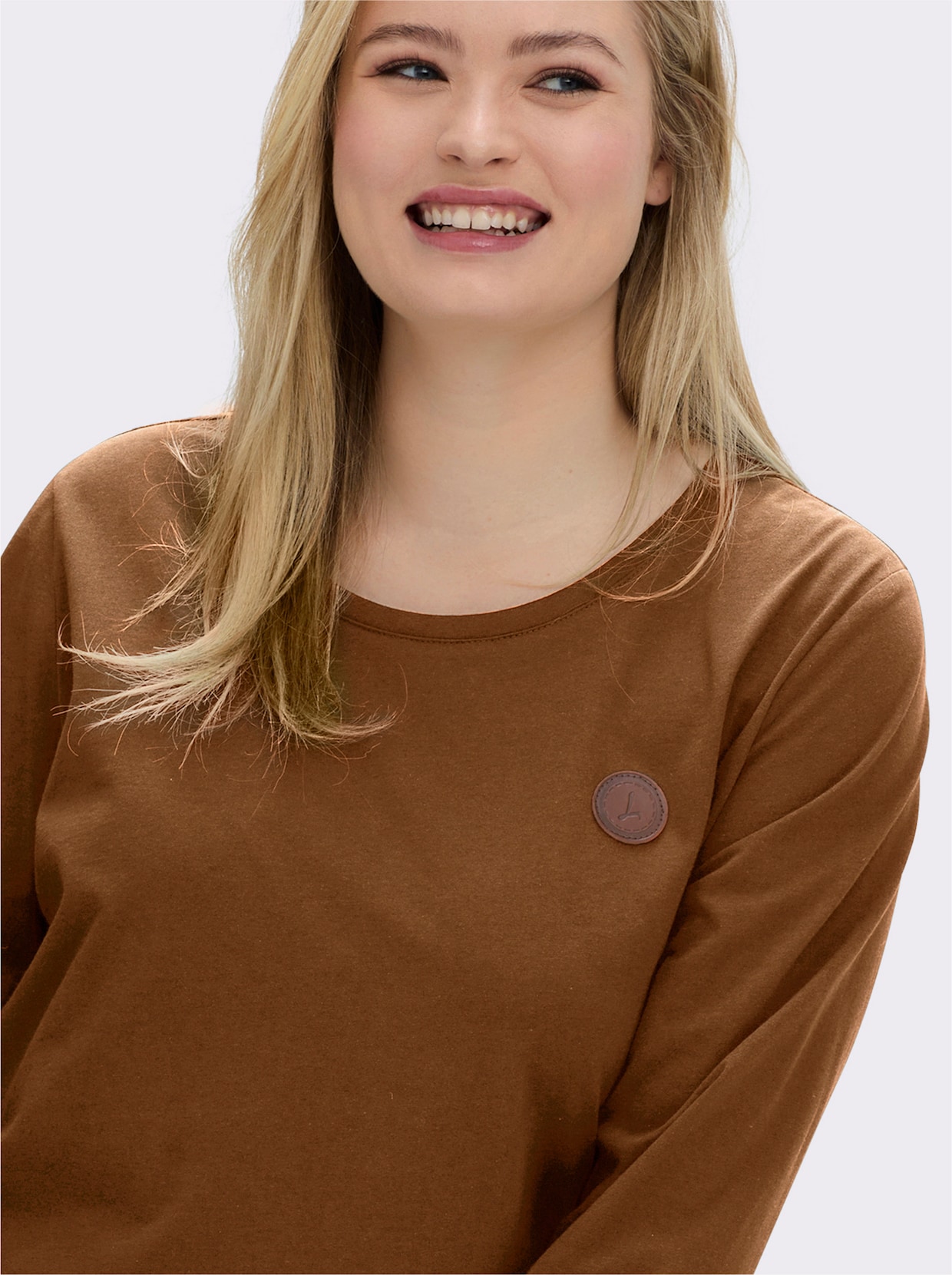 Langarmshirt mit Leder-Imitat-Patch - cognac