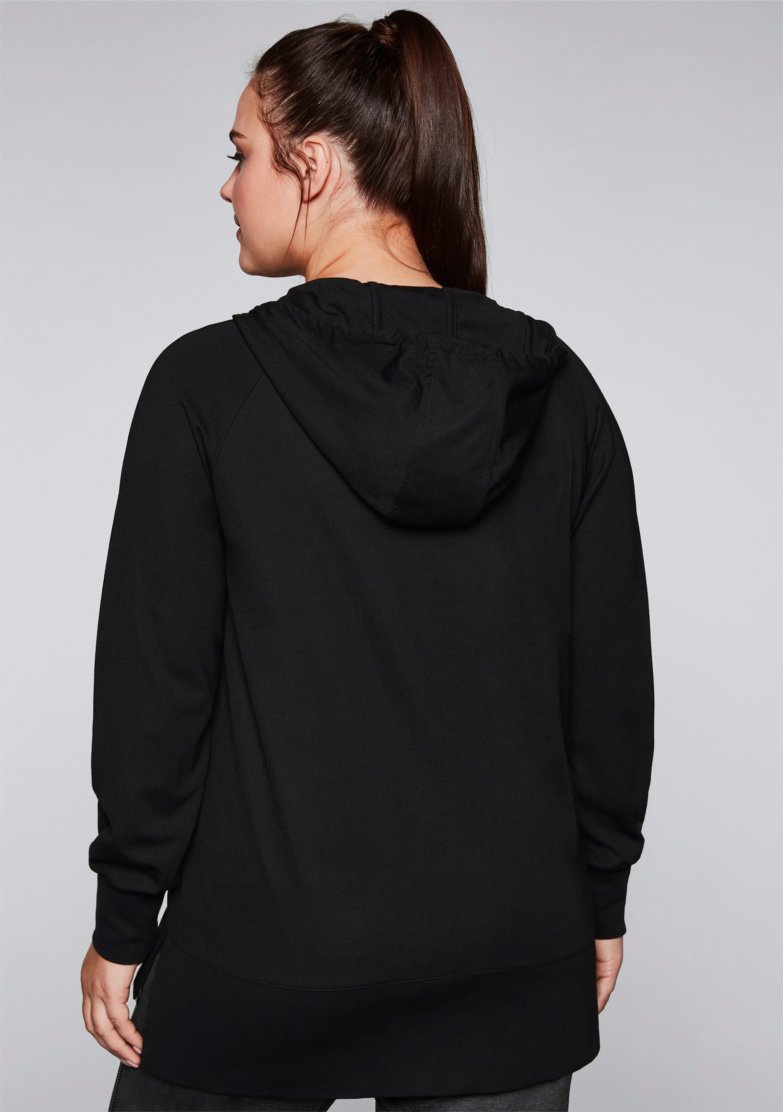 sheego Kapuzensweatjacke mit Kängurutaschen - schwarz