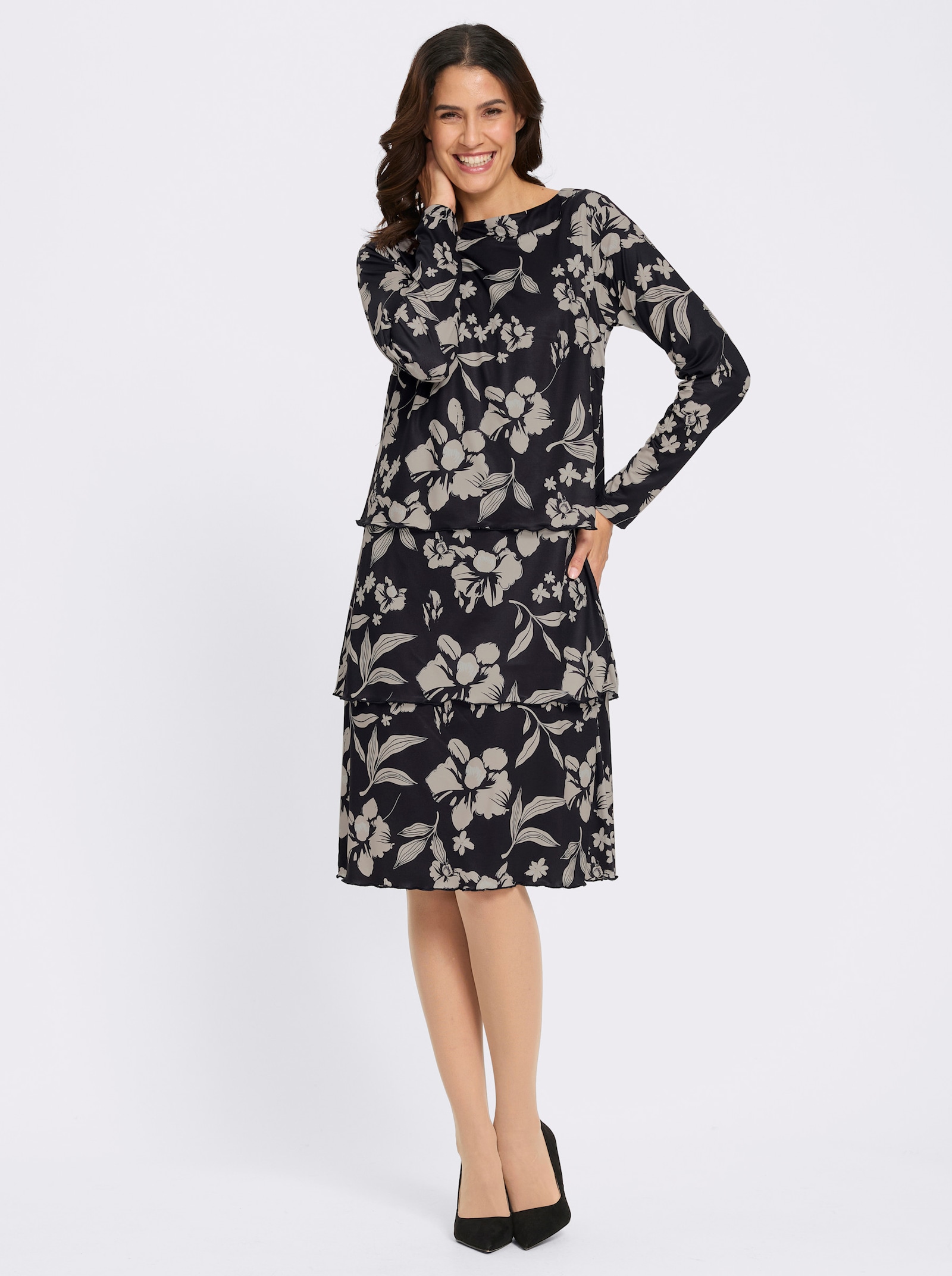 Druckkleid in Stufenform - schwarz-sand-bedruckt