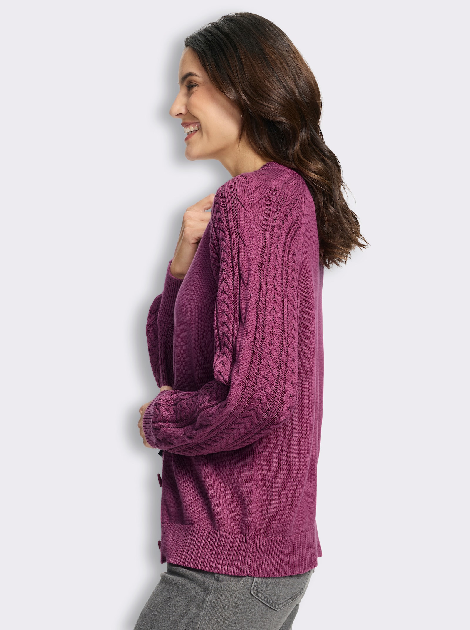 Strickjacke mit Zopfmuster auf den Ärmeln - erika