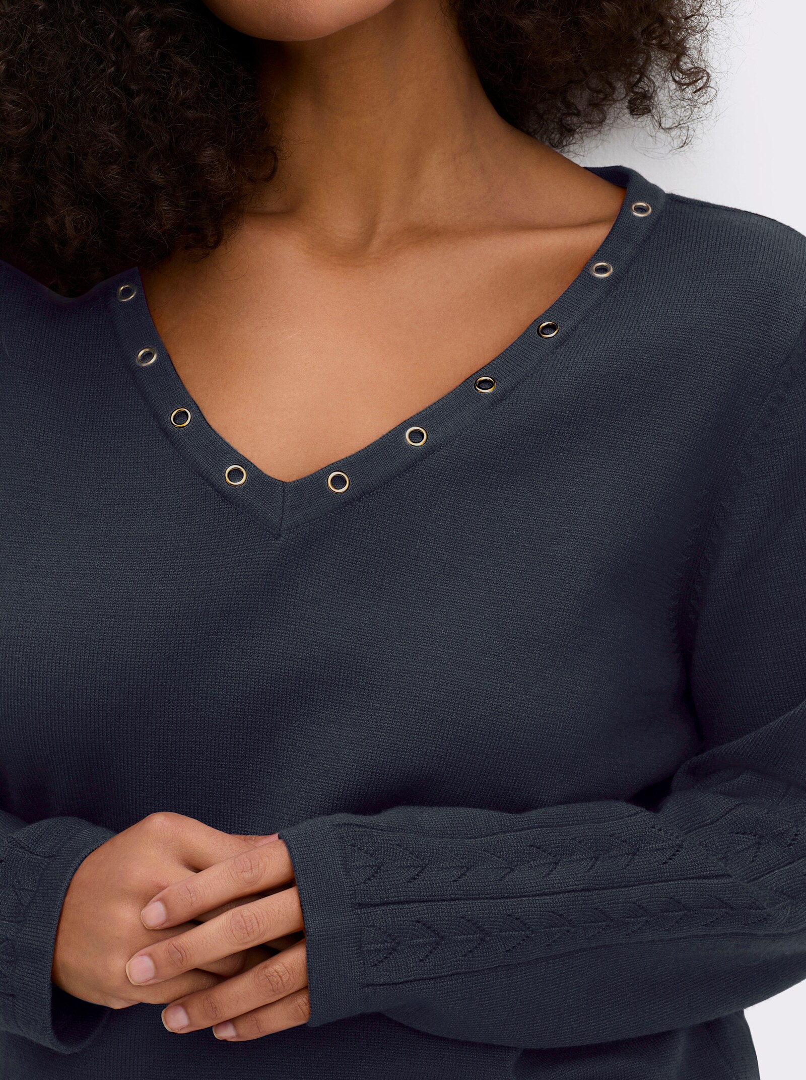 sheego Pullover mit tiefem V-Ausschnitt und Ösenverzierung - tiefblau