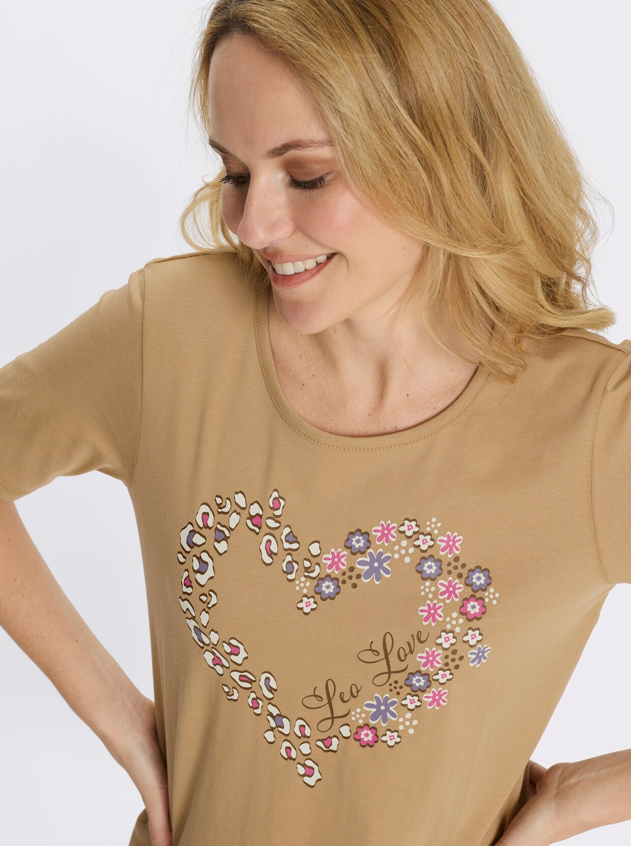 Rundhalsshirt mit Herzprint - camel-braun-bedruckt