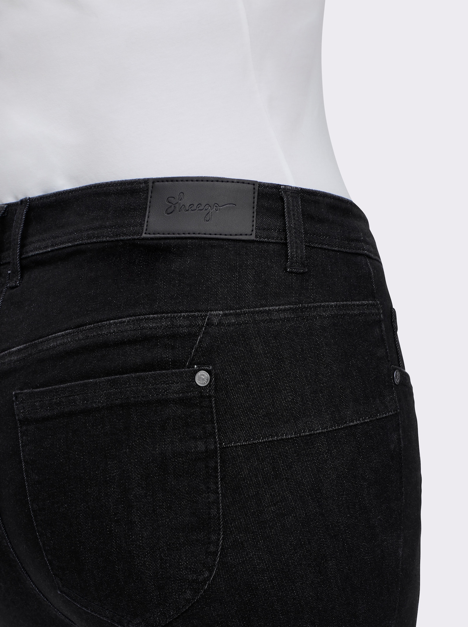 sheego Jeans in 5-Pocket-Form und leichter Waschung - black denim