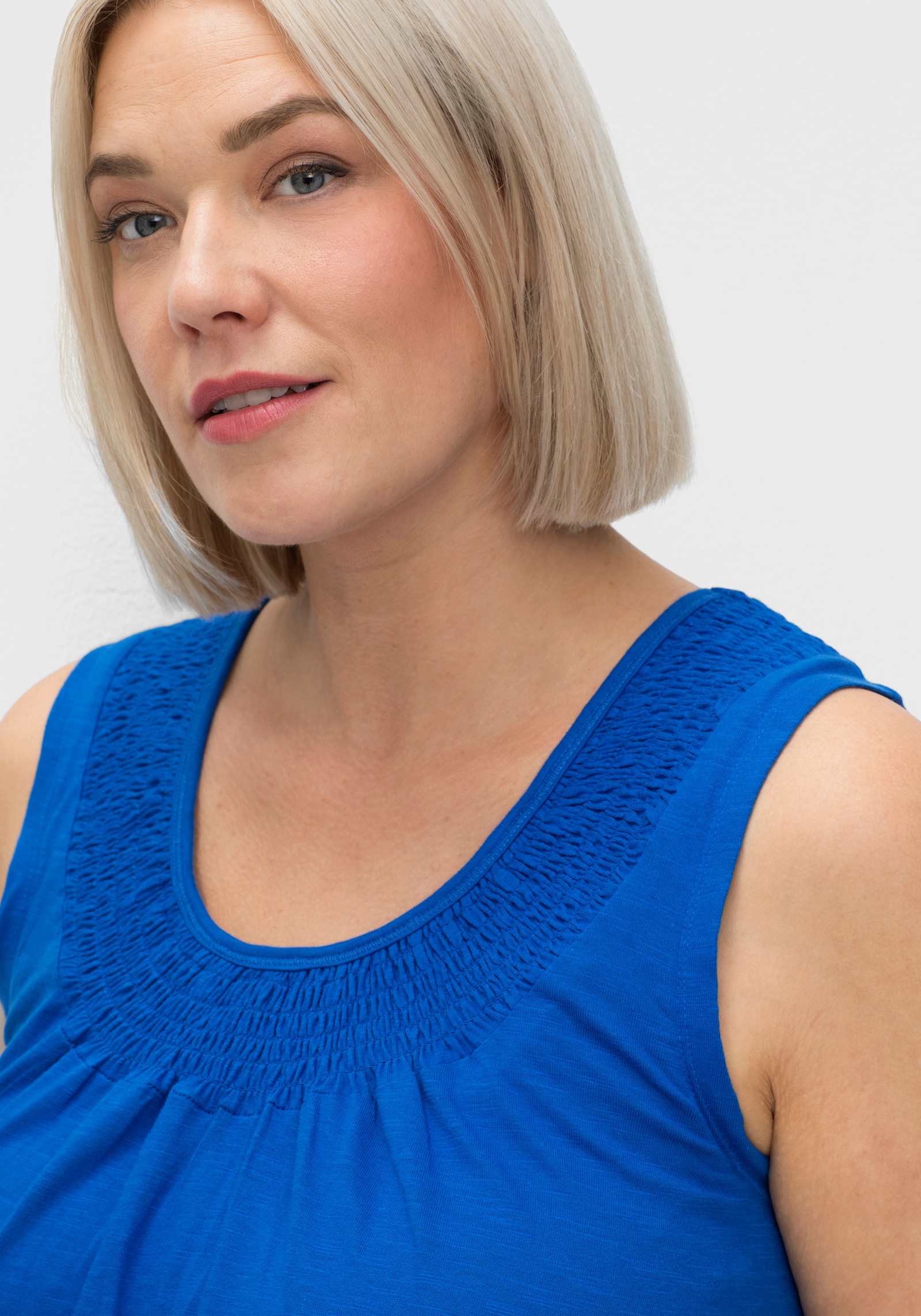 sheego Robe en jersey évasée, sans manches - bleu cobalt