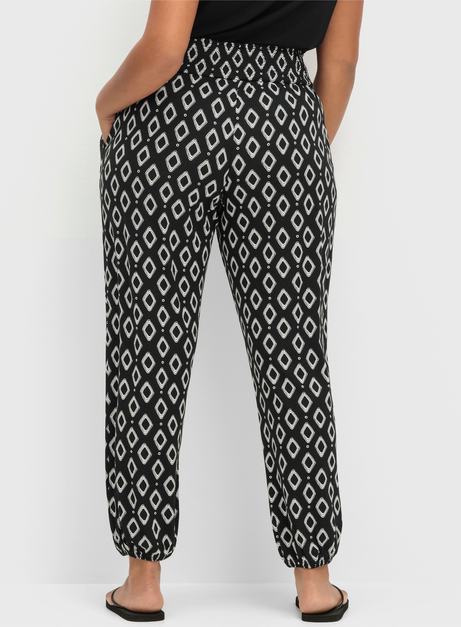 sheego Jogpants met print rondom - zwart gedessineerd
