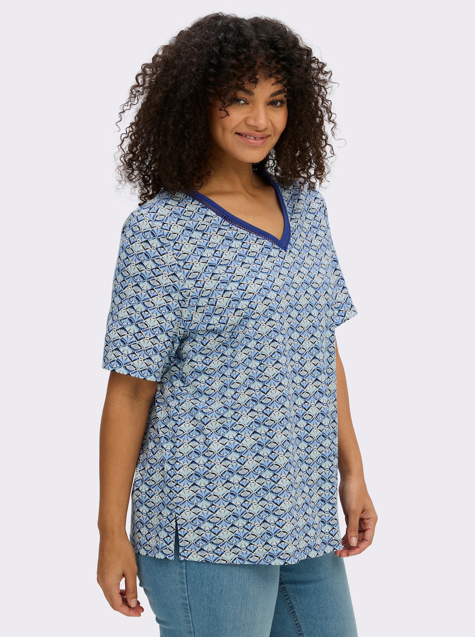 sheego V-Shirt mit Alloverdruck - schwarz-hellblau-bedruckt