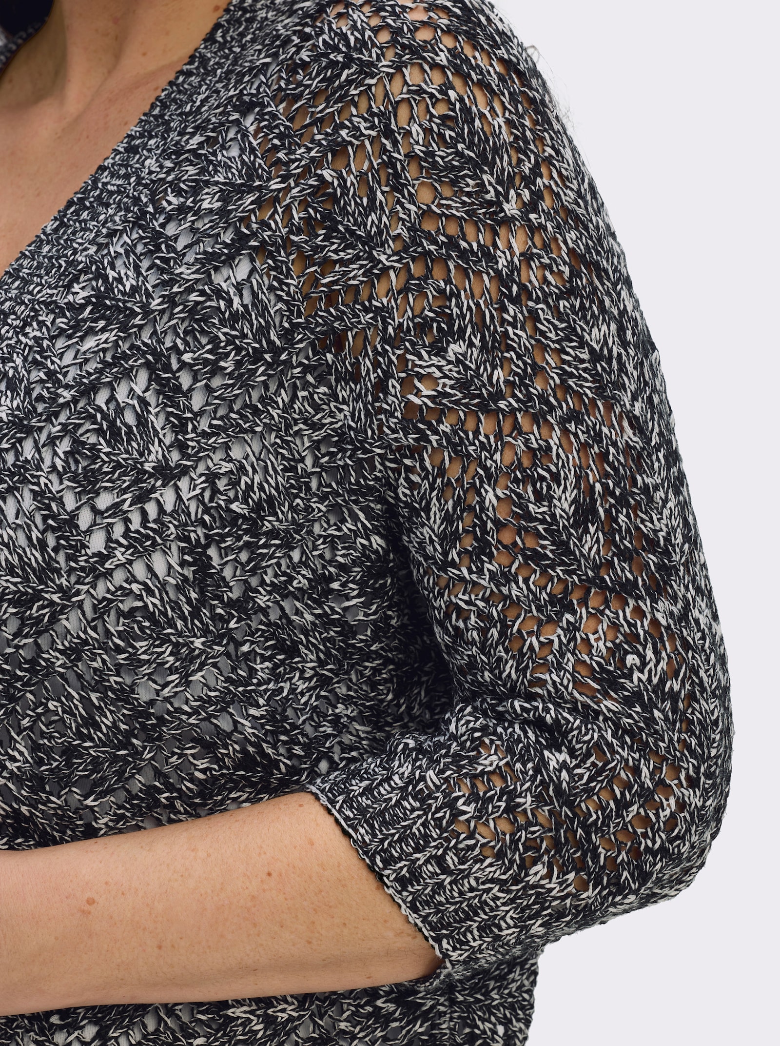 Ajourstrickjacke mit Fledermaus-Ärmeln - schwarz-ecru-meliert