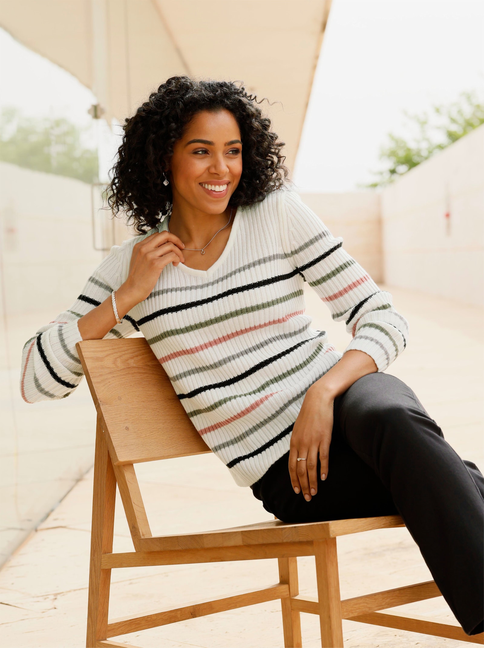 Pullover met V-hals en streepjesdessin - ecru/zwart gestreept