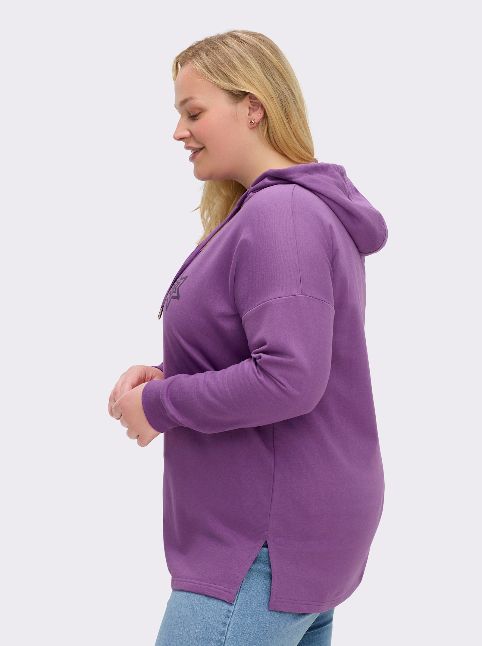 sheego Kapuzensweatshirt mit Schneeflocken-Print - lila-traube-bedruckt