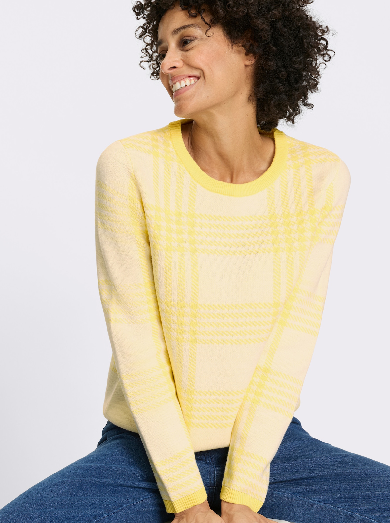 Pulóver, okr. výstrih, vzor káro-žakár - Citrónovo-svetlobéžový vzor