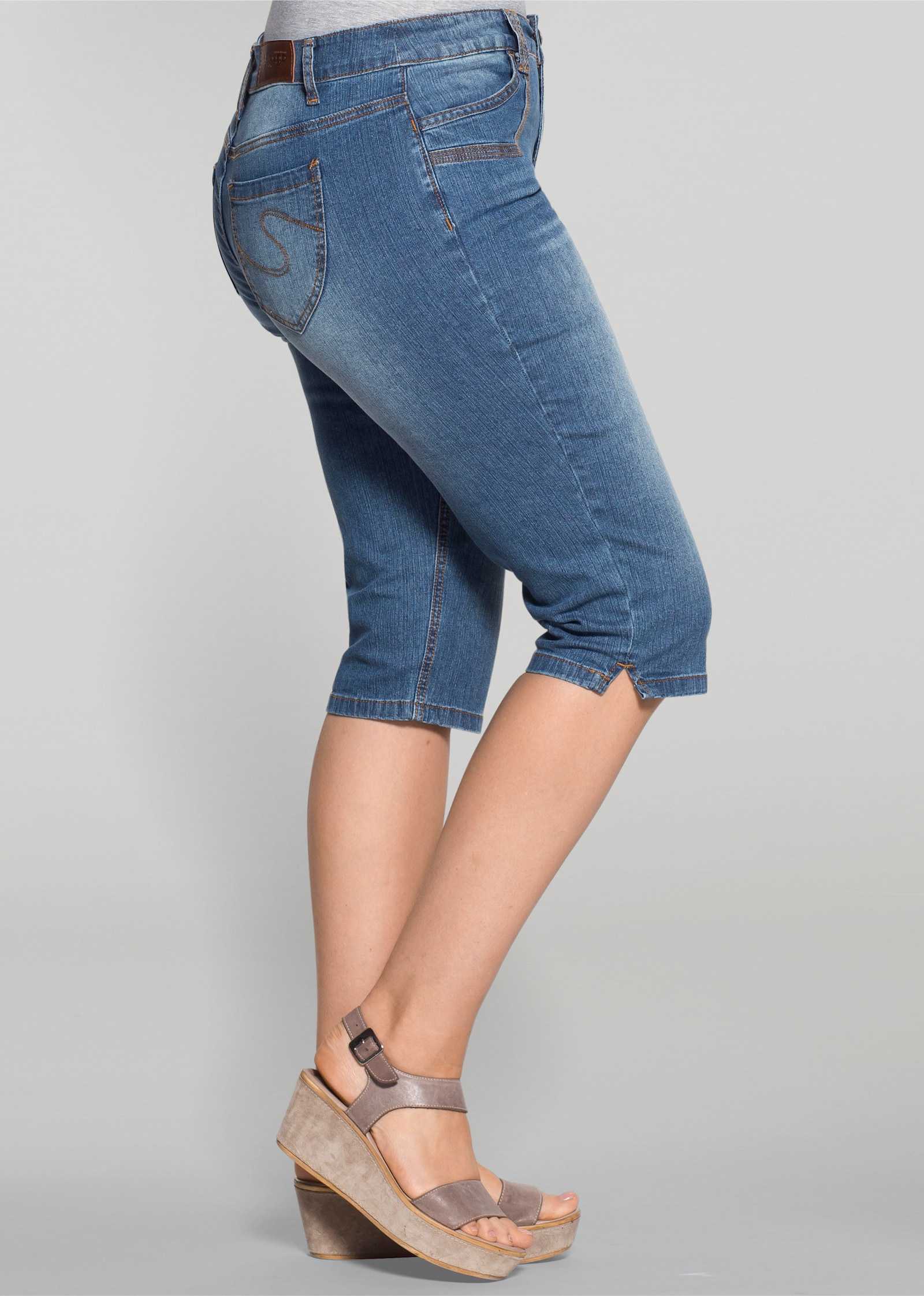 sheego Caprijeans mit Gürtelschlaufen - blue denim