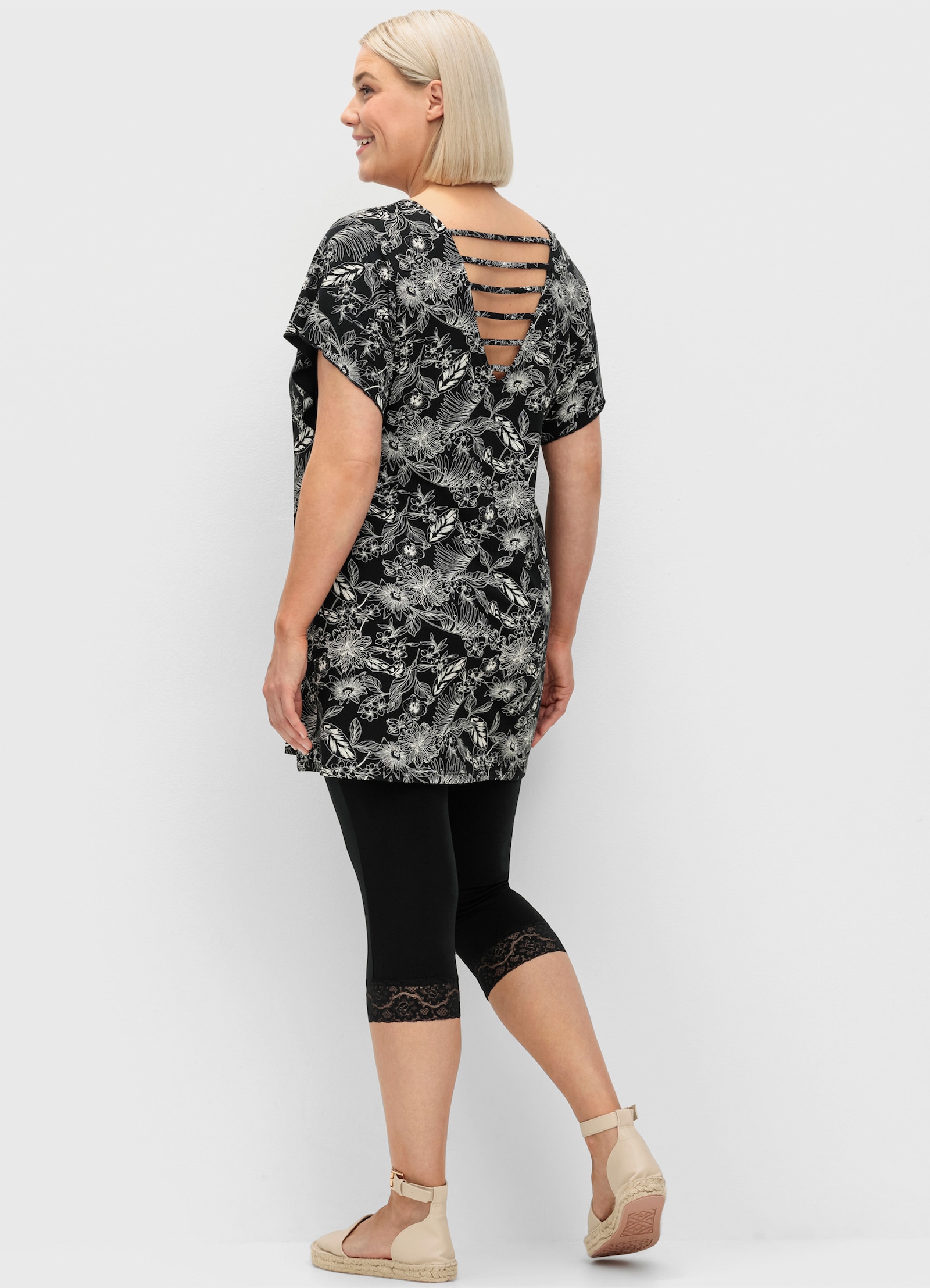 sheego Shirt und Leggings mit femininen Details - schwarz-weiß