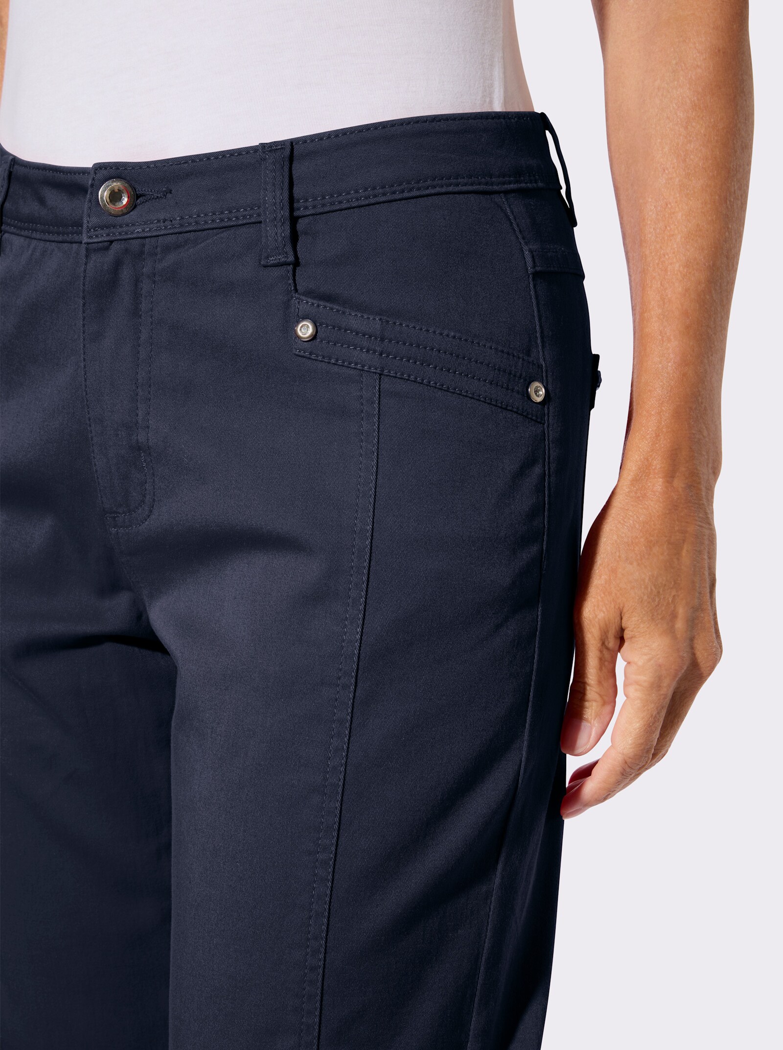 Caprijeans mit Kreuzschnürung am Saum - marine