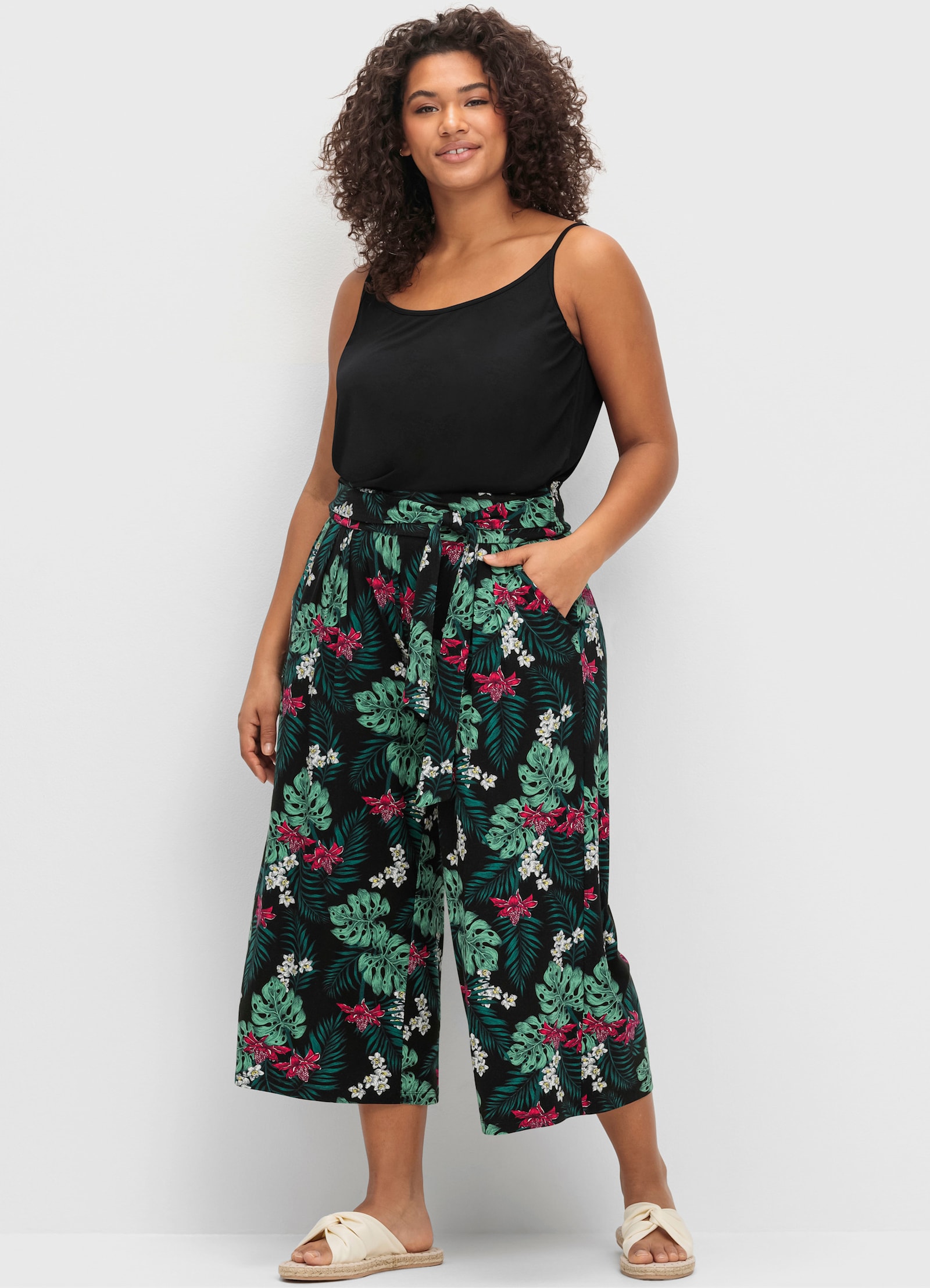 sheego Culotte mit tropischem Muster - schwarz-gemustert