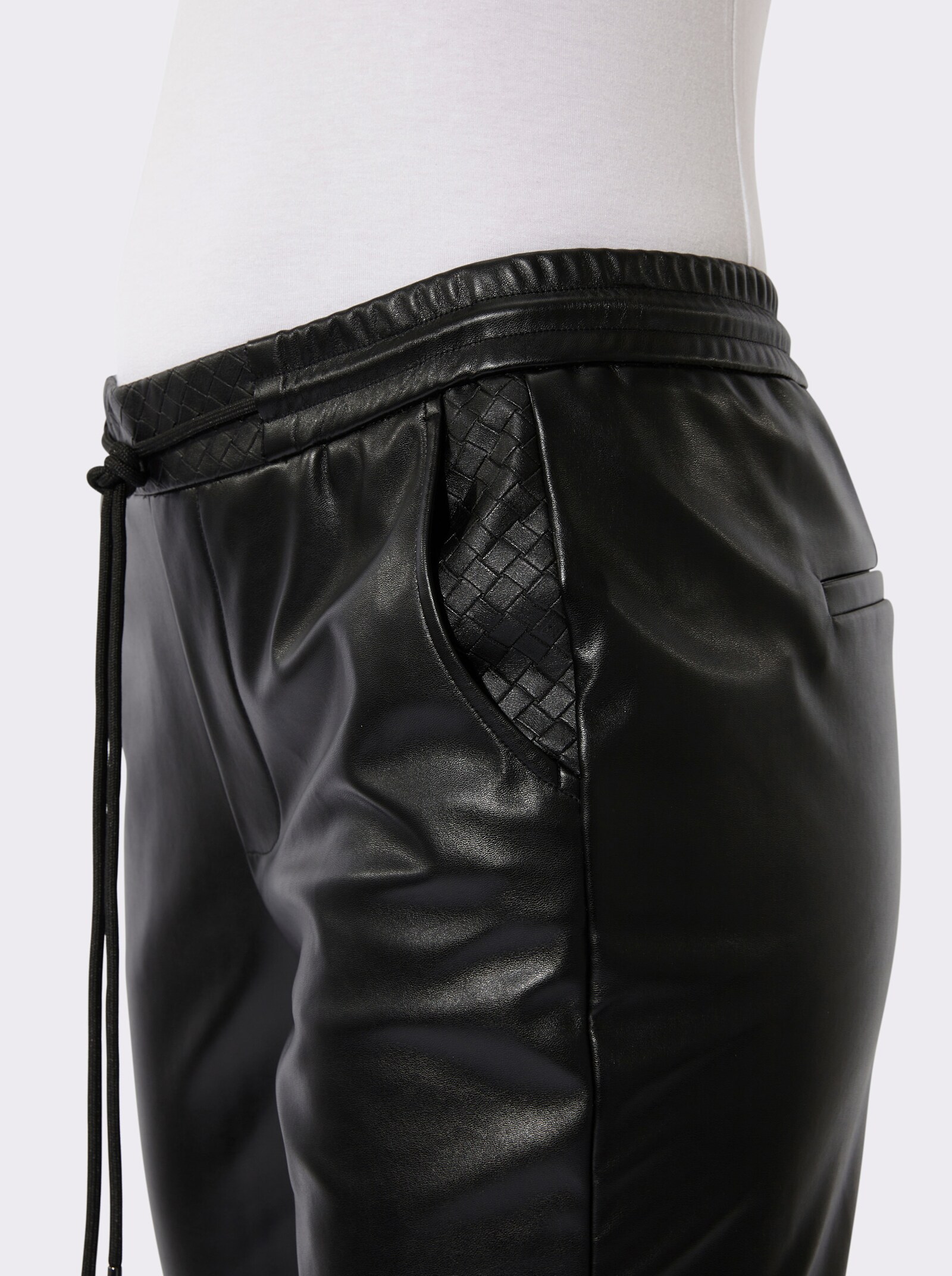 Lederimitathose mit weitenverstellbarem Bund - schwarz