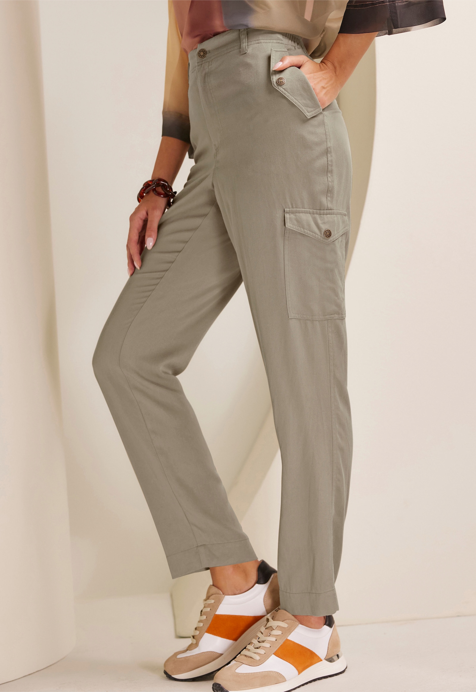 heine Cargobroek met sierklepzakken achter - leem