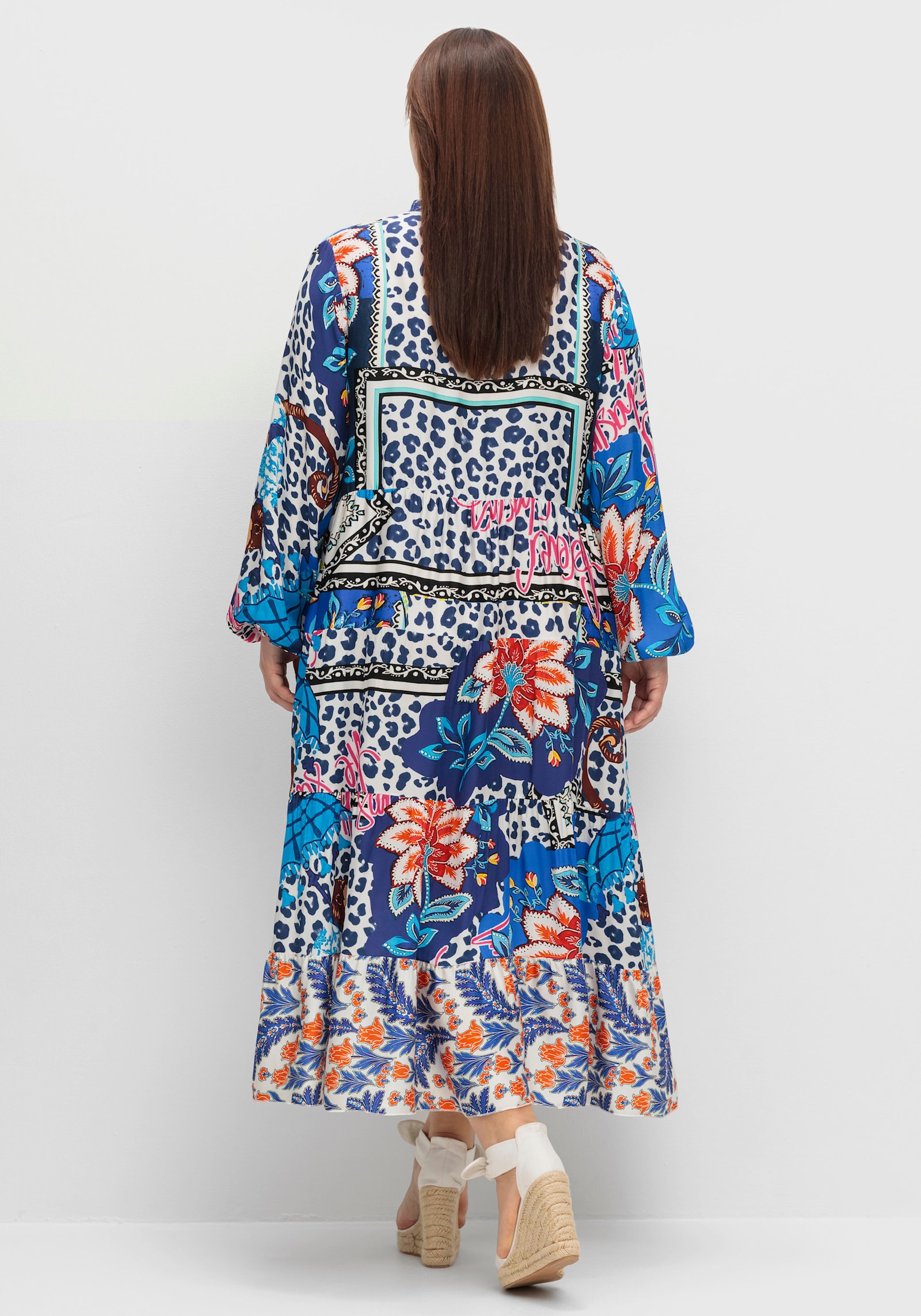 sheego loves miss goodlife Maxikleid im Mustermix, in Satinqualität - blau gemustert