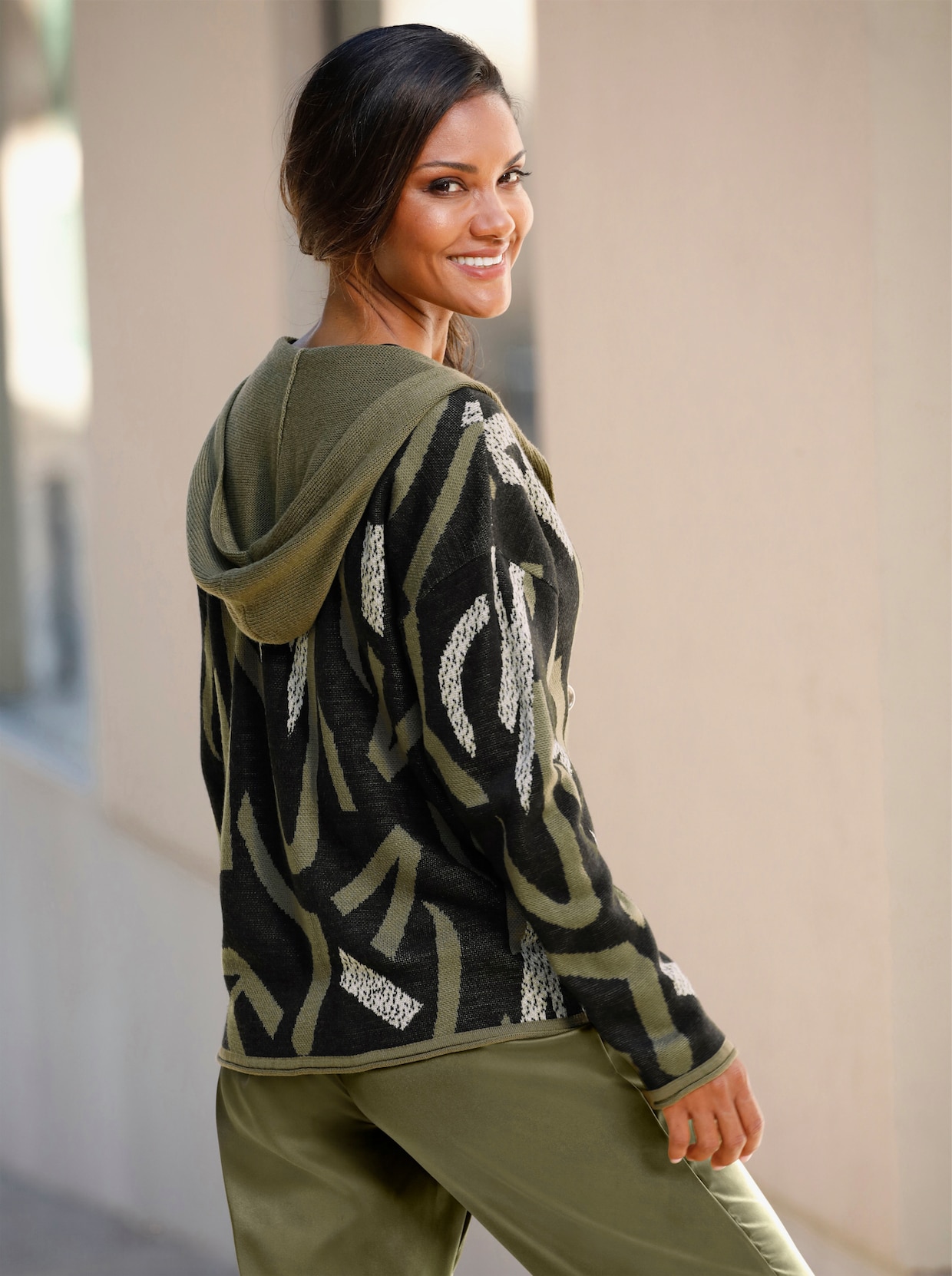 Pletený sveter s kapucňou - Čierno-olivový vzor