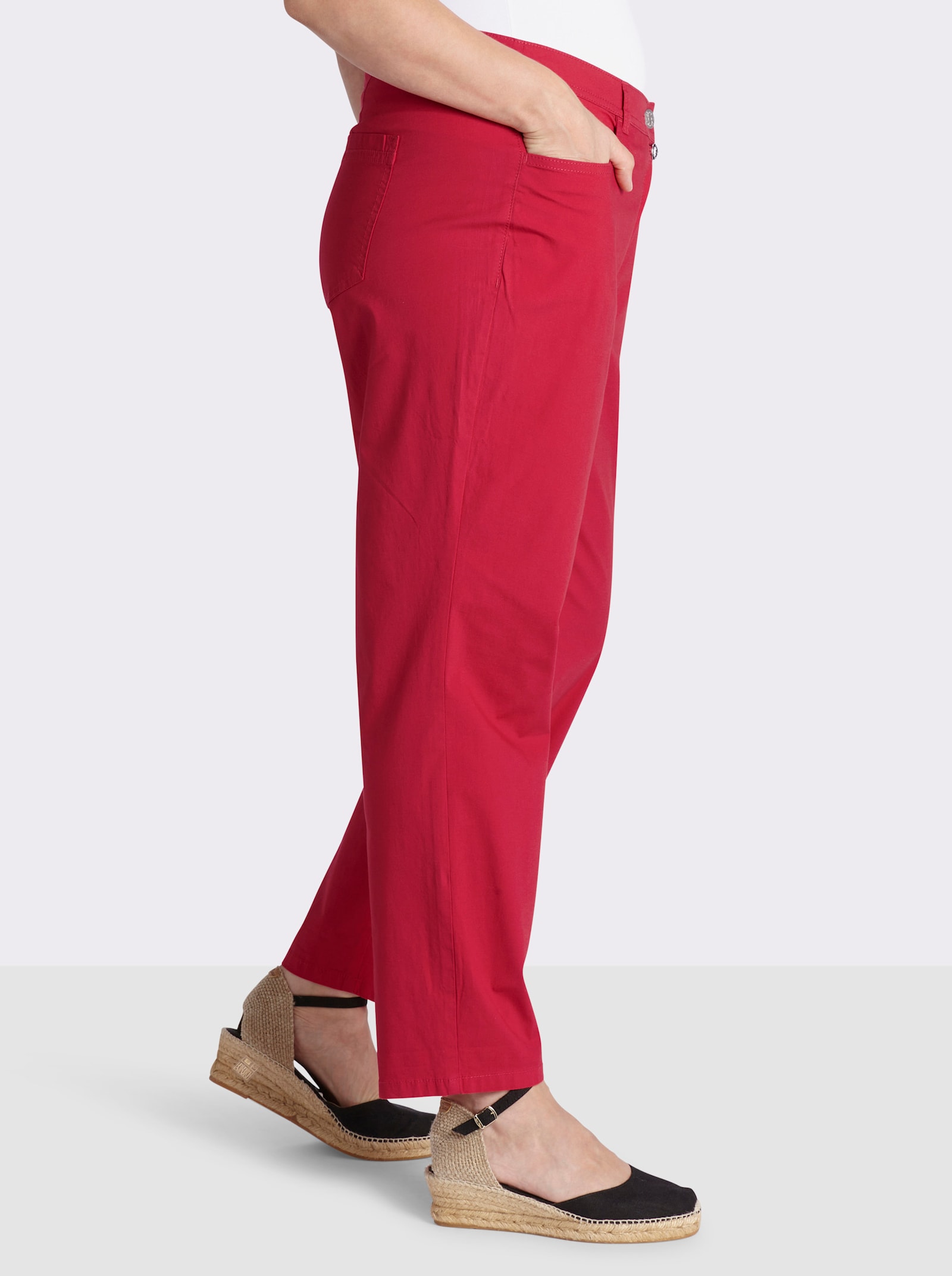 sheego Chinohose mit Strassknopf am Bund - erdbeere