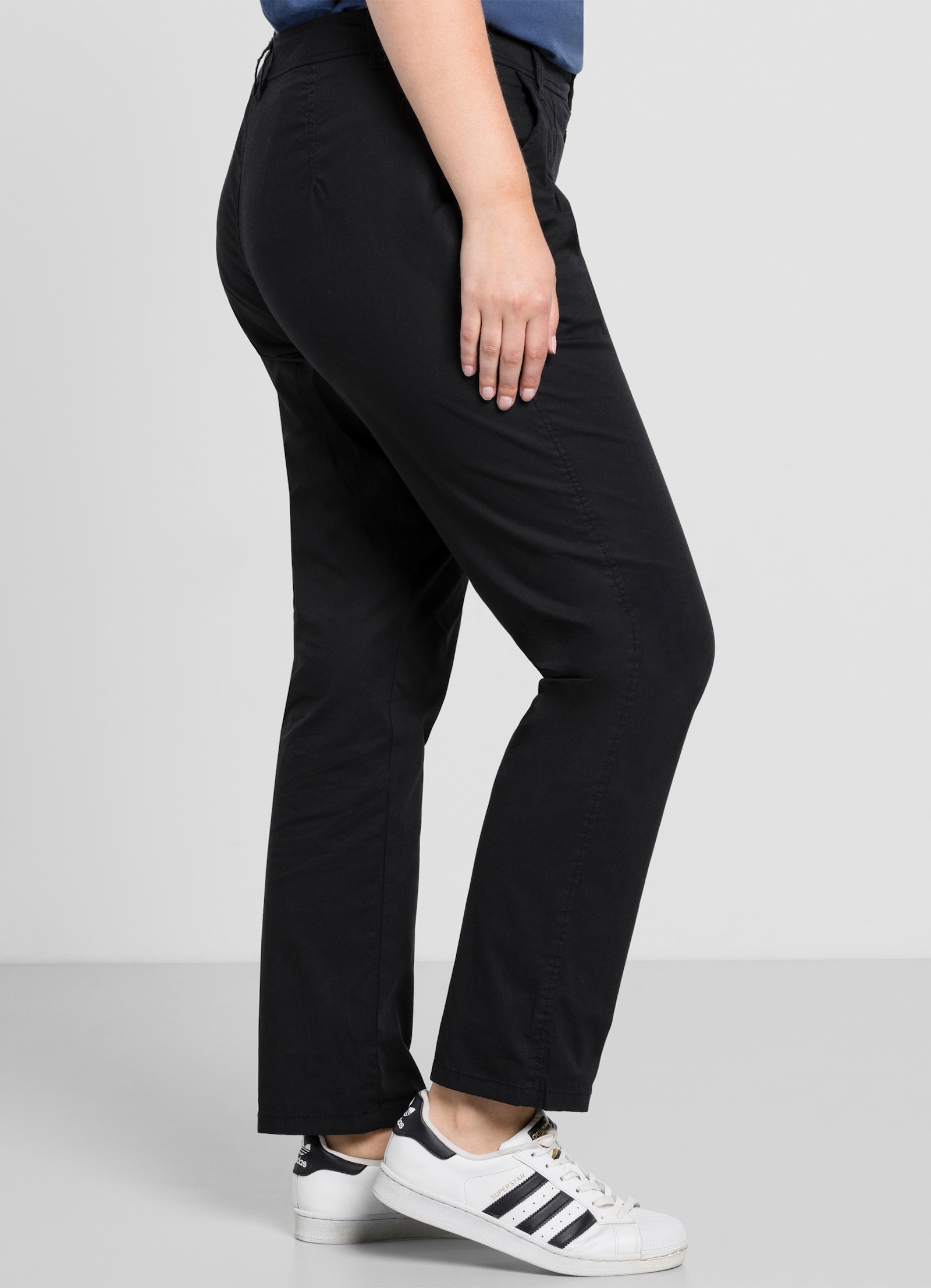 sheego Chinohose mit Bundfalten - schwarz