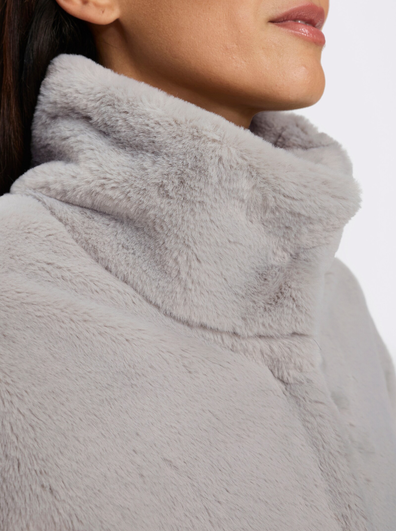 heine Fellimitatjacke mit Stehkragen - hellgrau