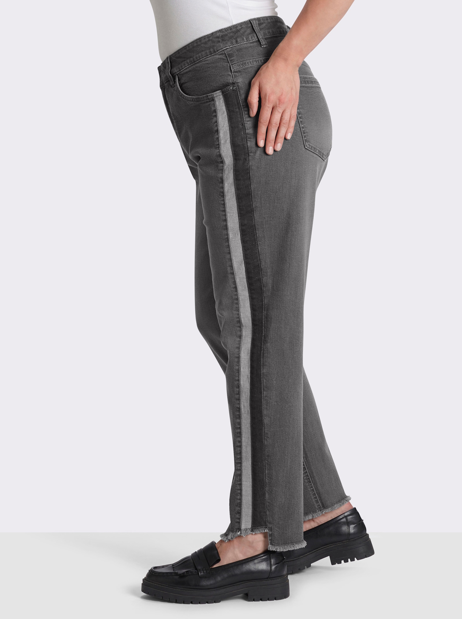 sheego Jeans mit Kontrasteinsatz und Fransensaum - grey denim