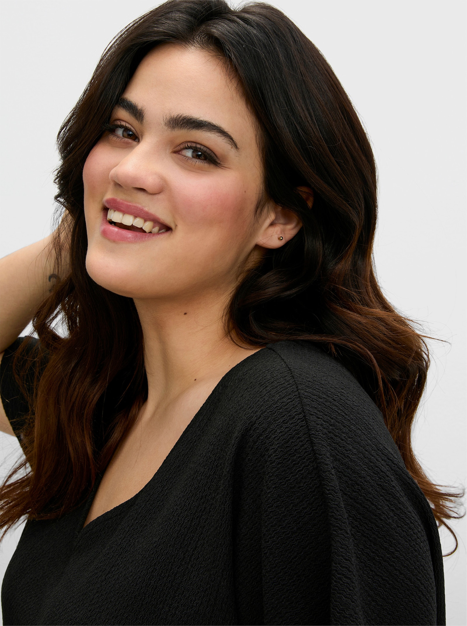 sheego V-Shirt aus Struktur-Jersey, mit Gummizugsaum - schwarz