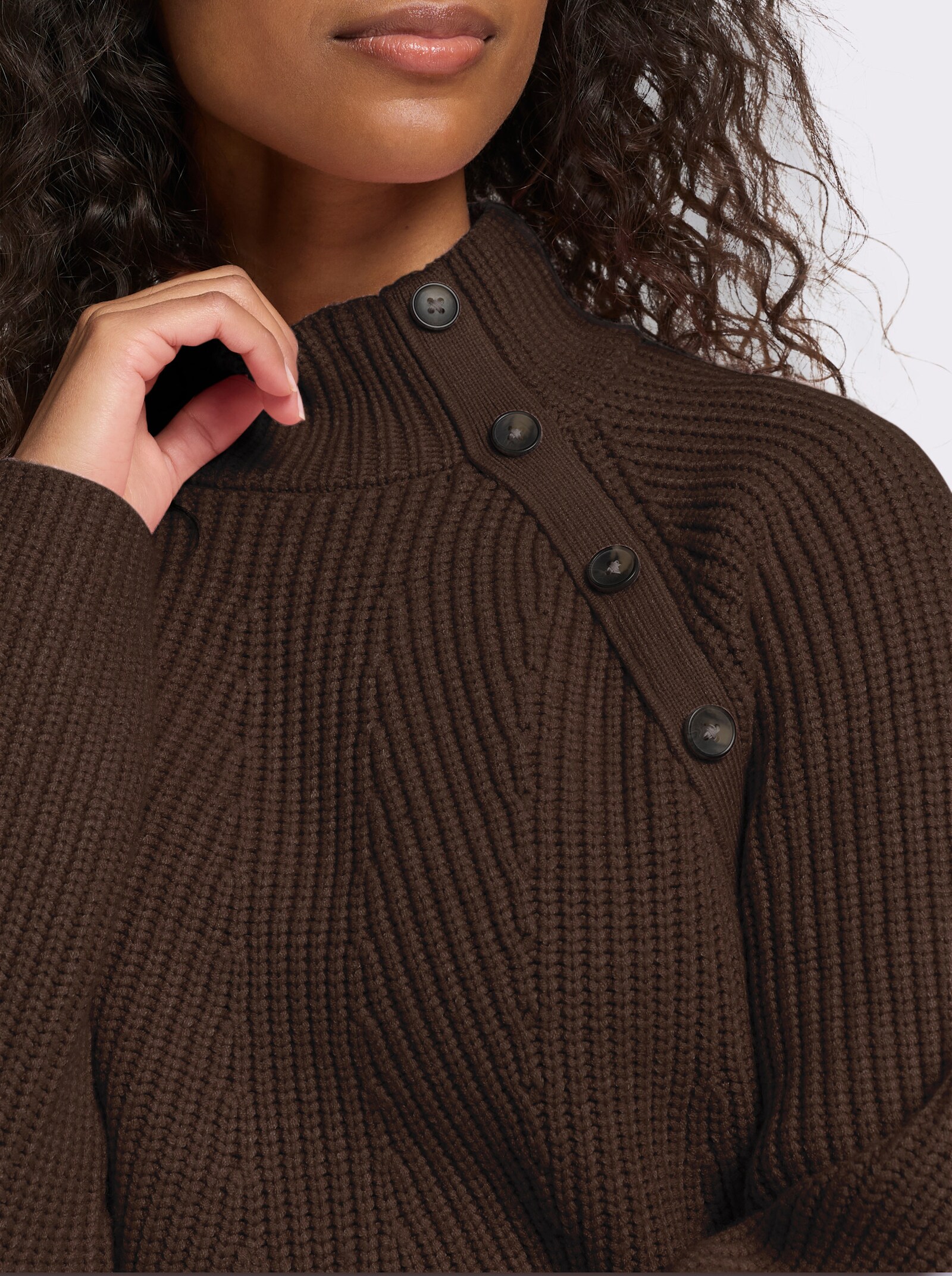 heine Pullover mit Zierknöpfen - schoko