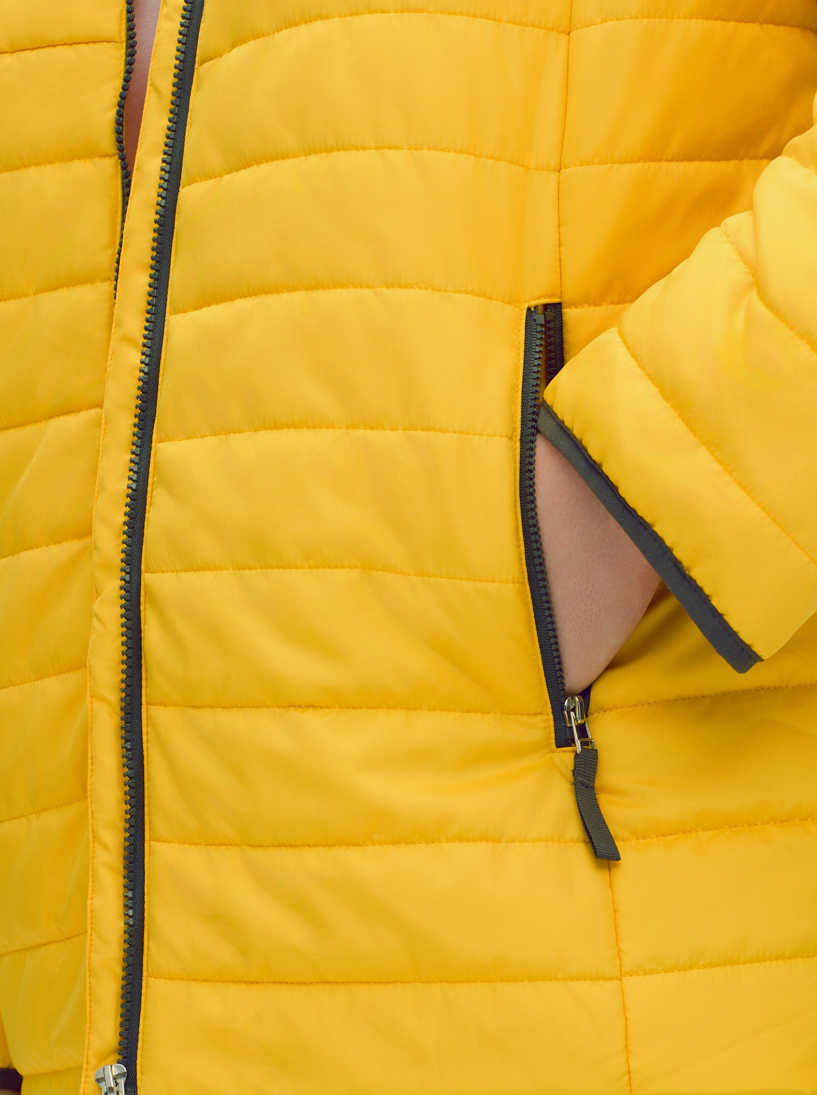 Steppjacke mit kontrastfarbenen Akzenten - gelb