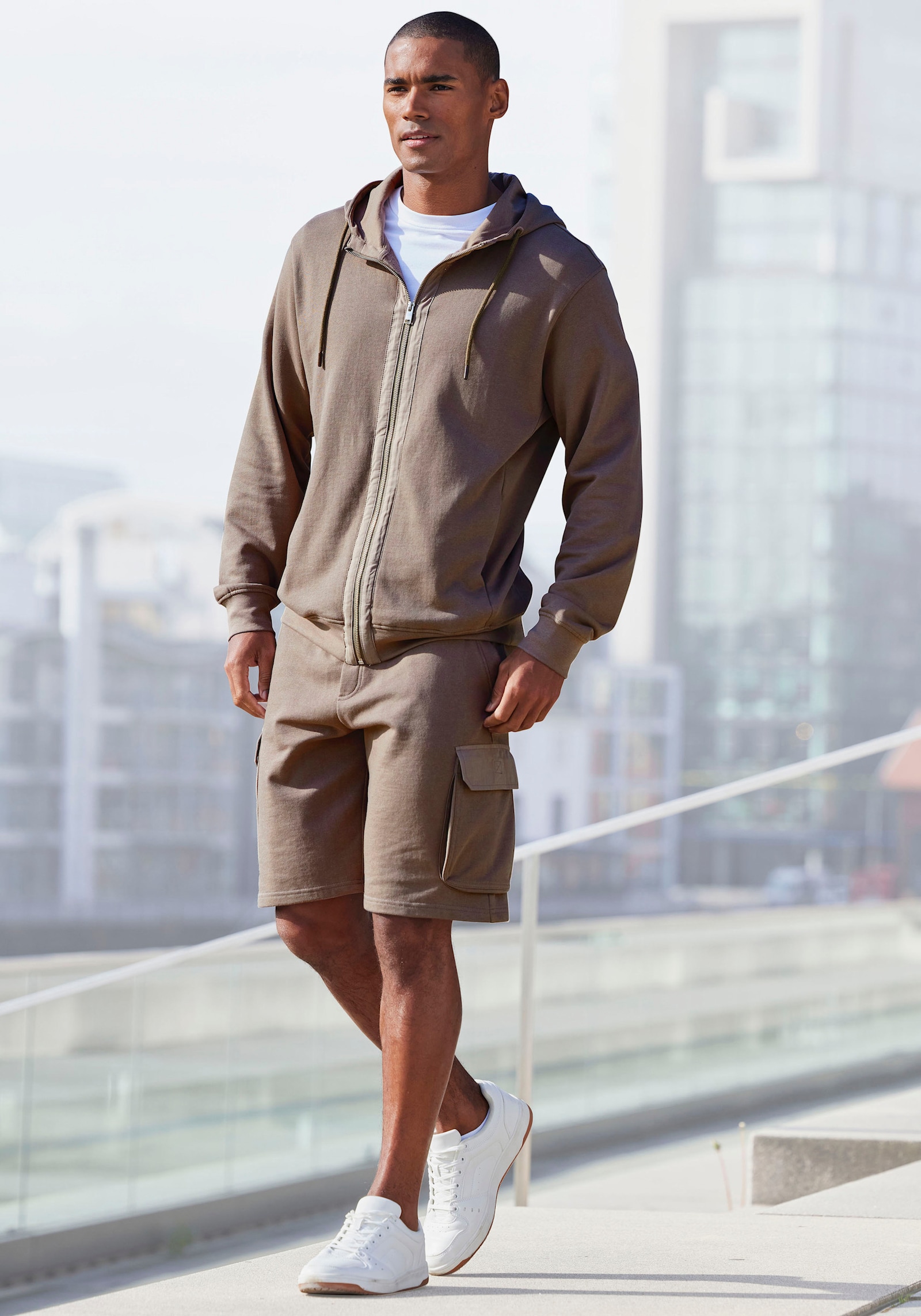 AUTHENTIC LE JOGGER Sweatshorts - hellbraun