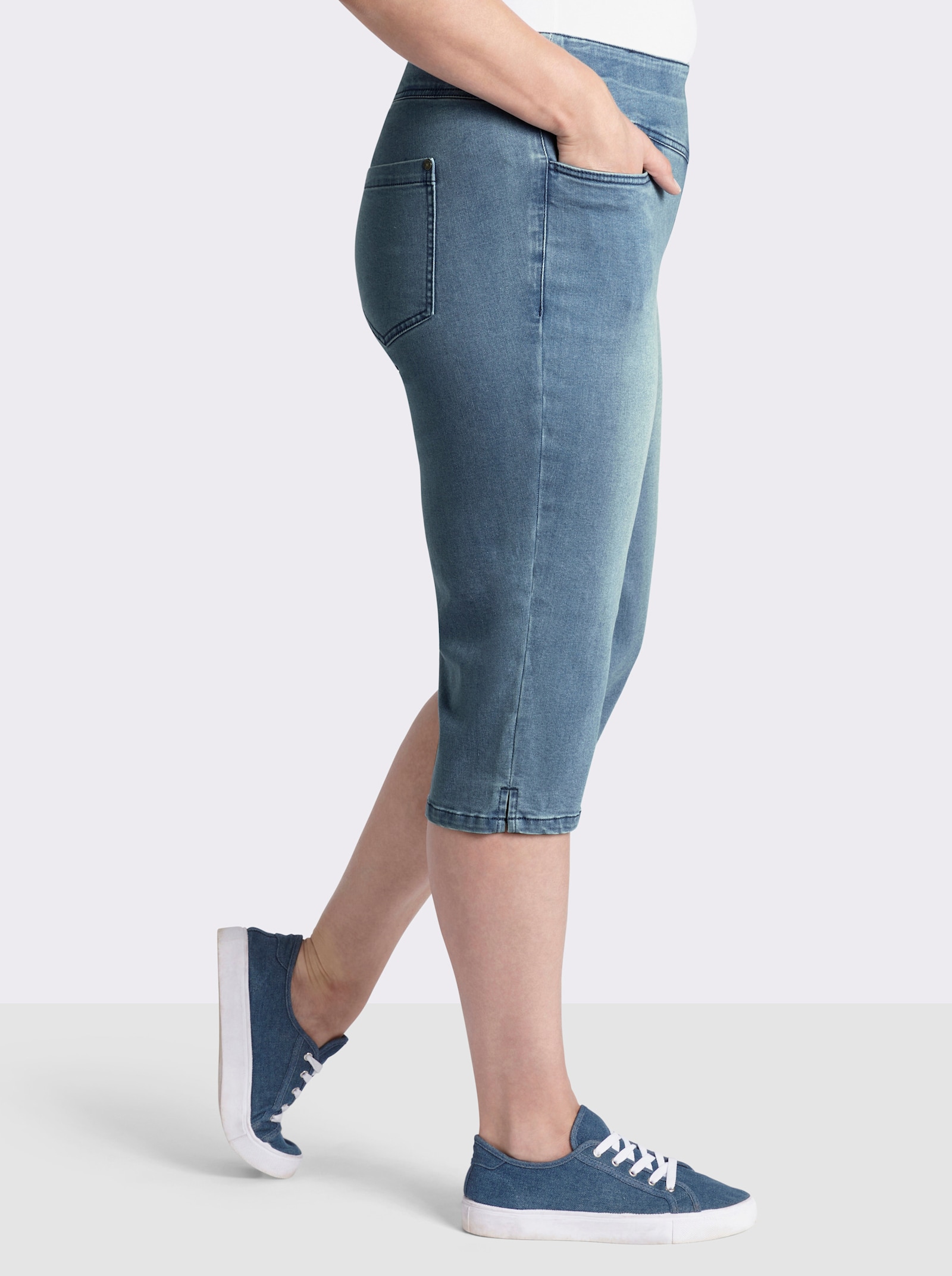 sheego Caprijeans mit breitem Rundumdehnbund - blue-bleached