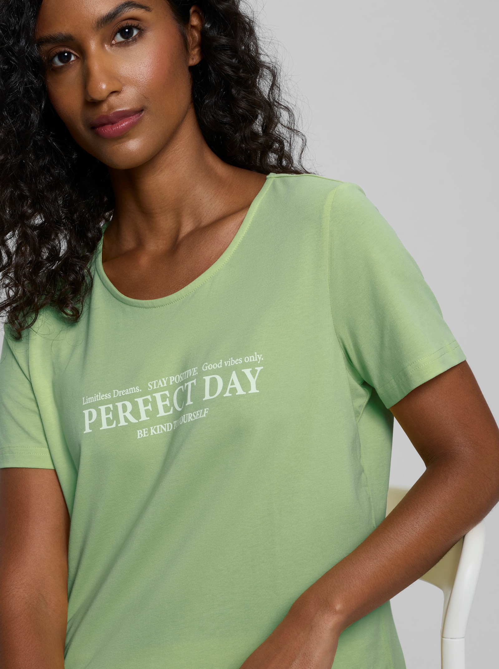 heine Shirt mit Schriftzug - reseda