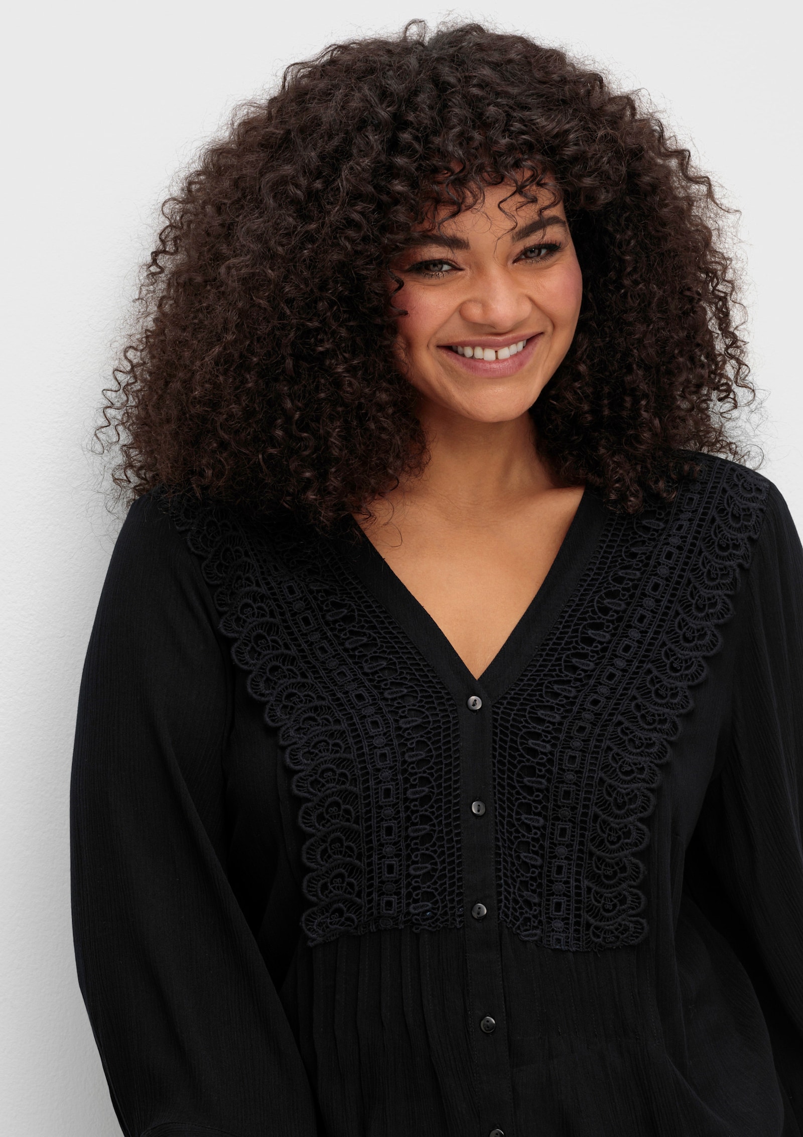 sheego by Joe Browns Crêpeblouse met biezen en gehaakt kant - zwart