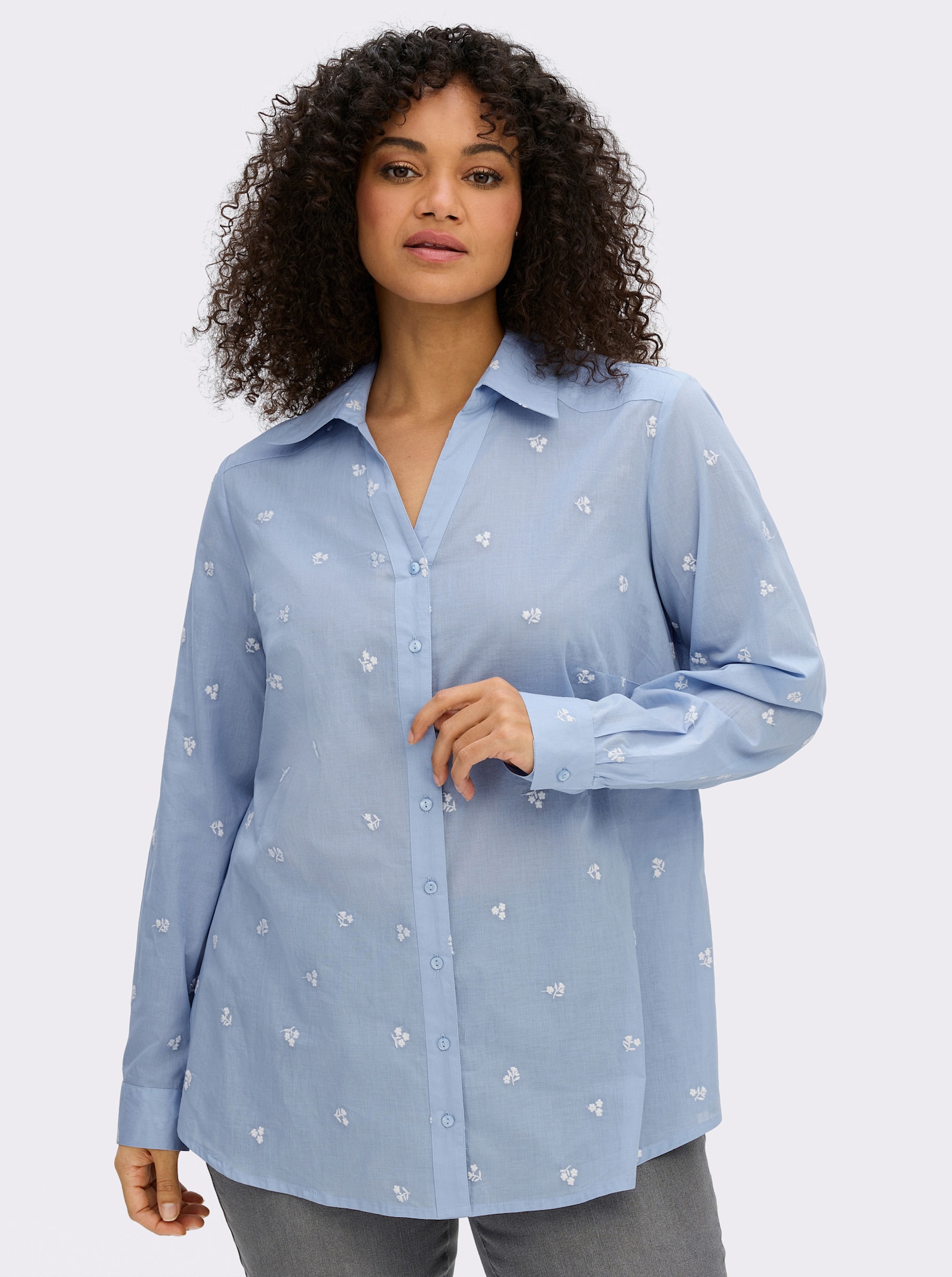 sheego Hemdbluse mit Blütenstickereien - bleu