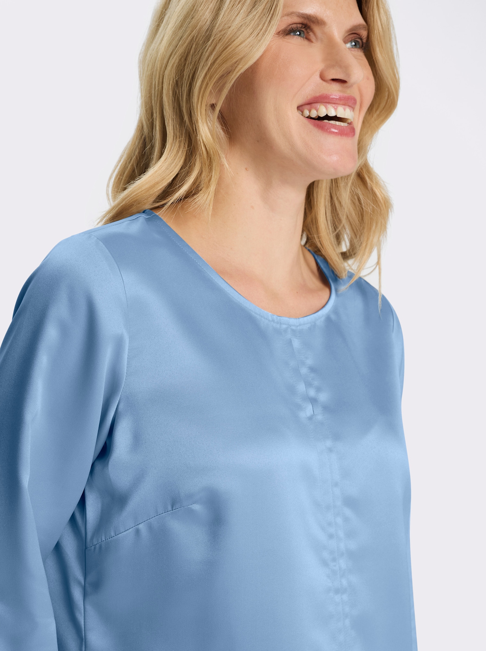 Satinbluse mit Schlitz am Ausschnitt - eisblau