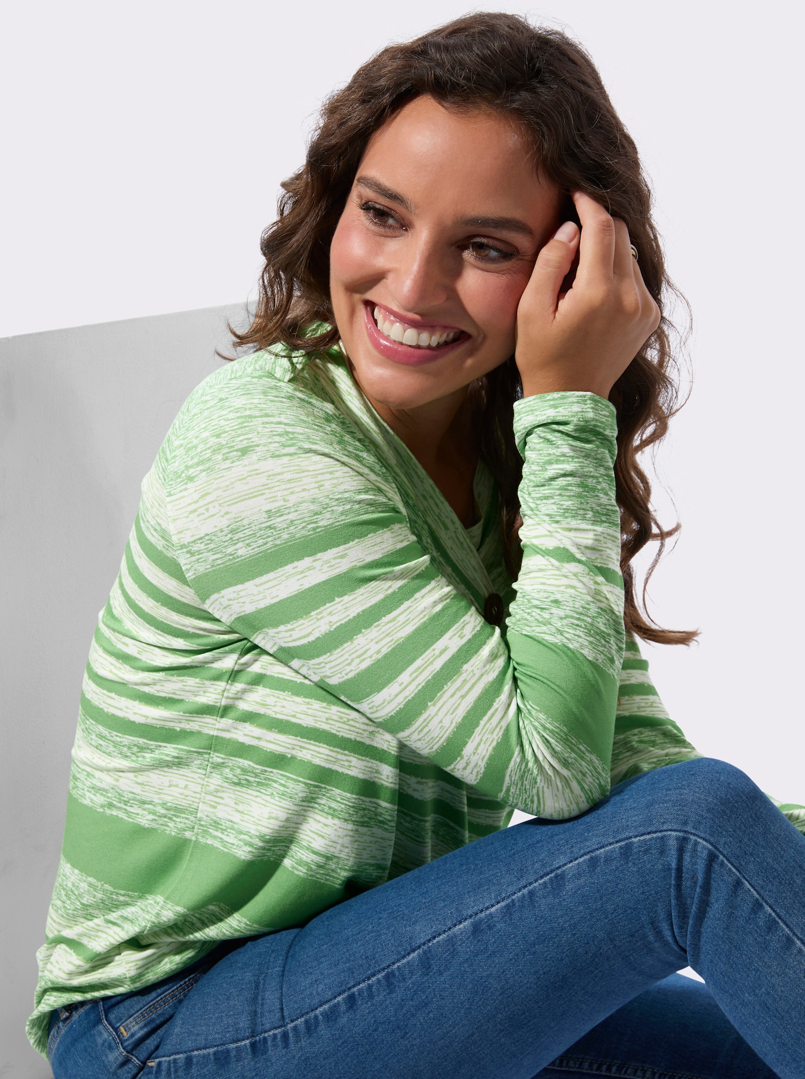 V-shirt met op dessin geplaatste print - appelgroen-ecru bedrukt