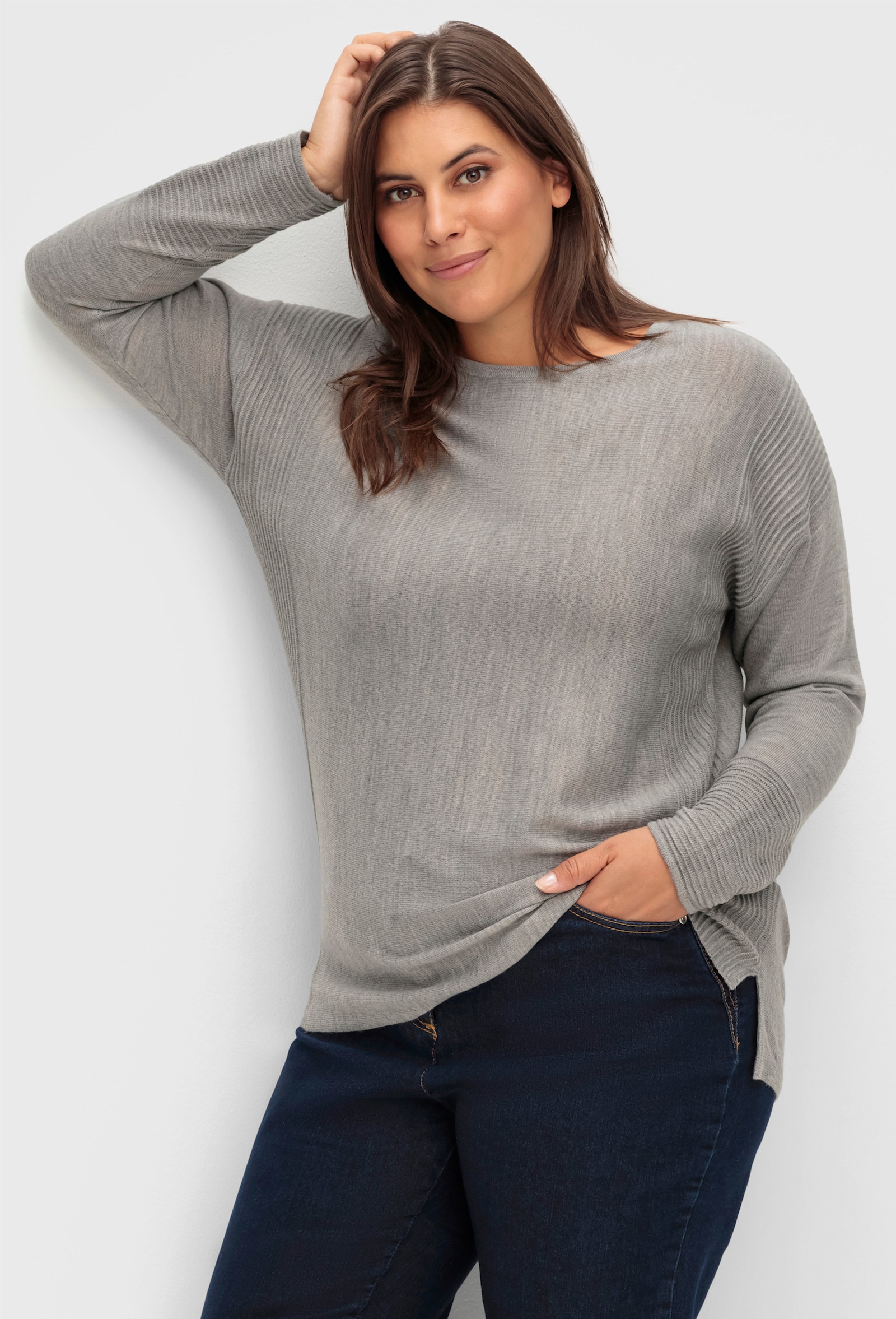 Rundhalspullover mit Ripp-Details - grau