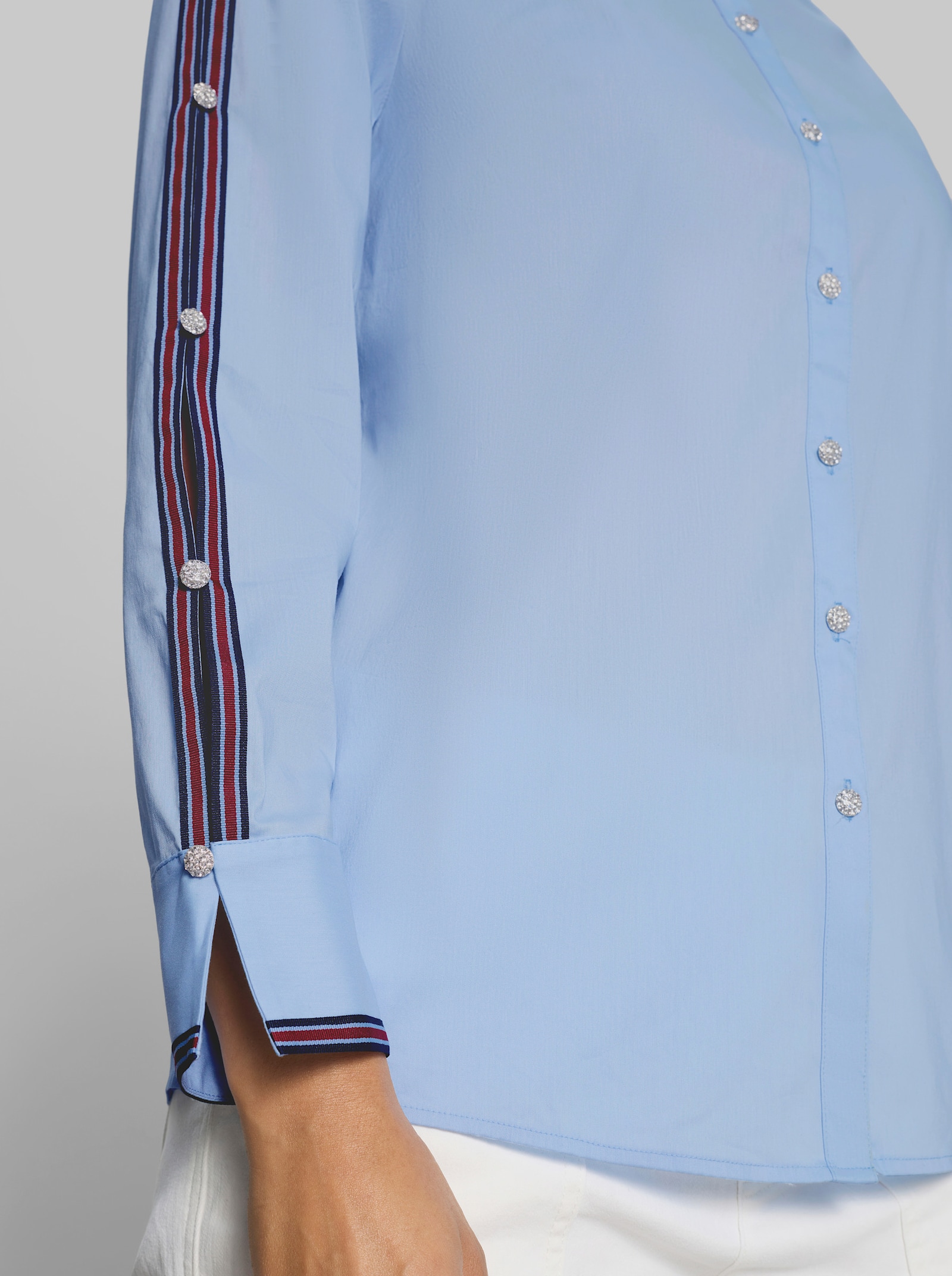 heine Hemdbluse mit Kontrast-Details - eisblau-rot