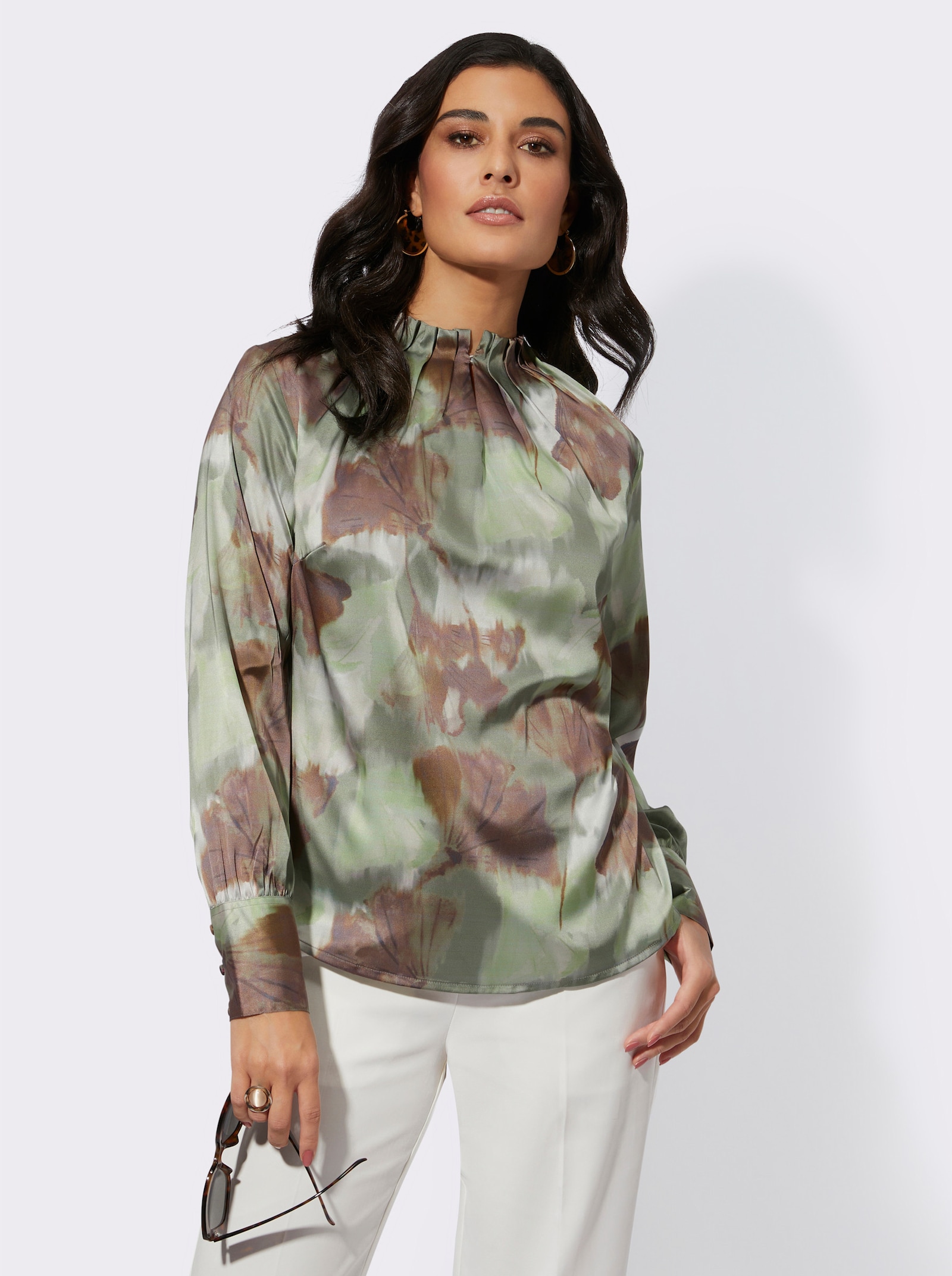 Satijnen blouse met brede knoopmanchetten - kaki/lindegroen bedrukt