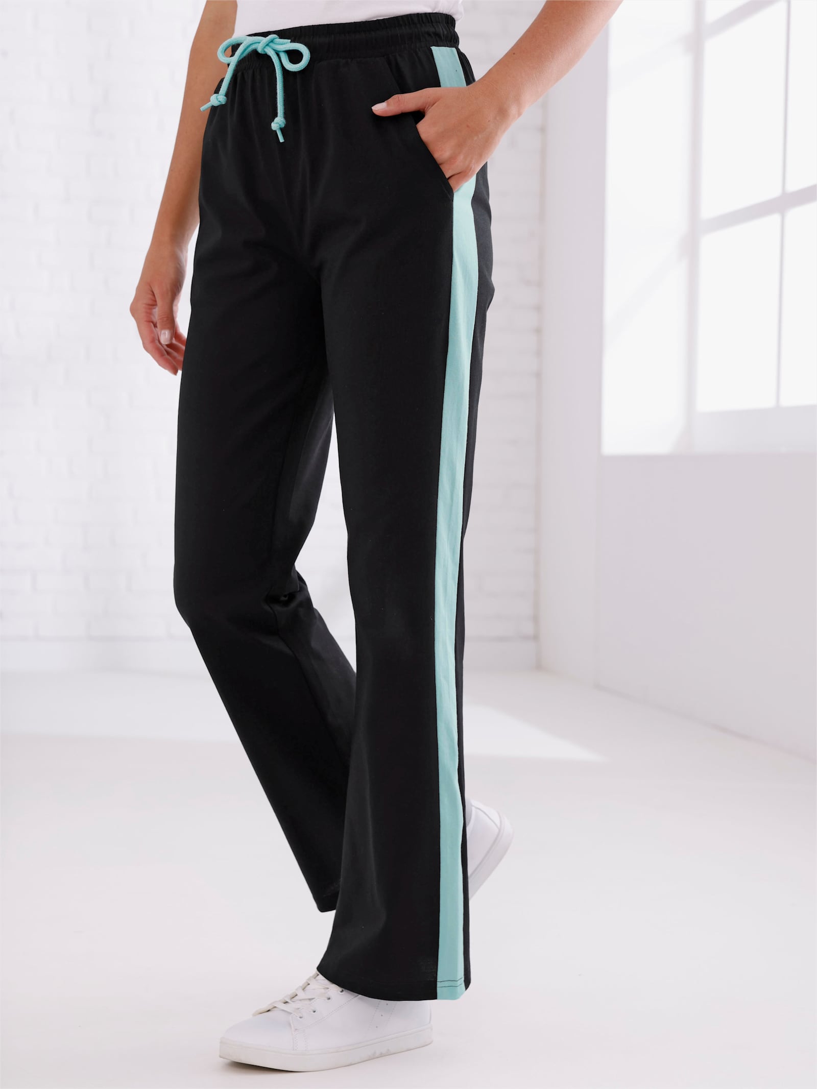 Freizeithose mit kontrastfarbenen Galonstreifen - schwarz-mint