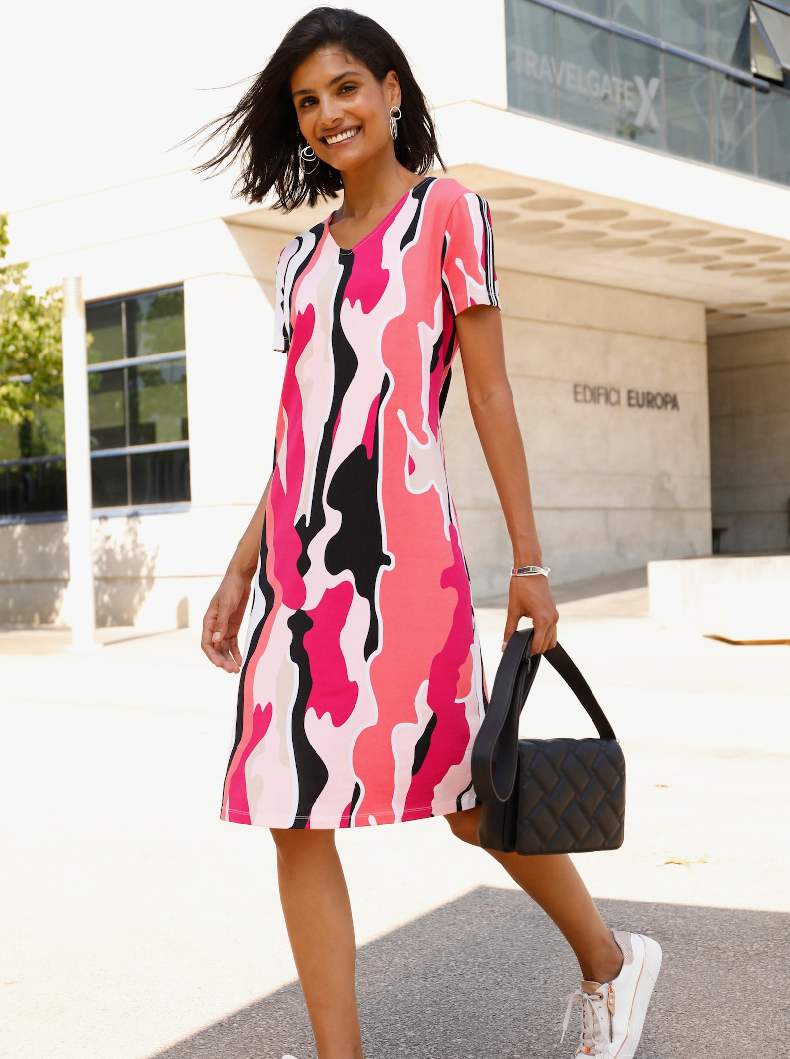 Jerseykleid mit Galonstreifen an den Ärmeln - schwarz-pink-bedruckt