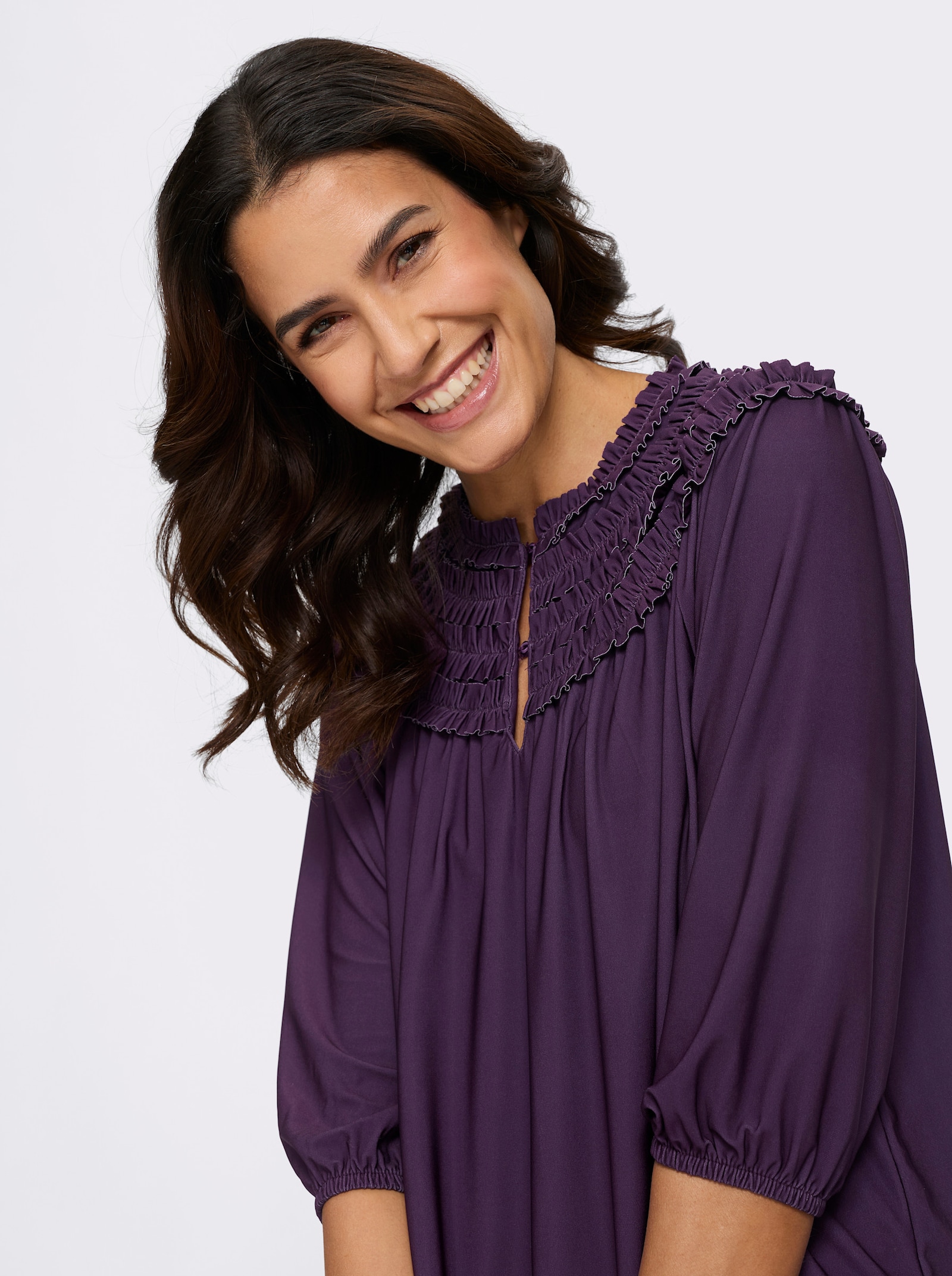 Rundhalsshirt mit Rüschen am Ausschnitt - traube