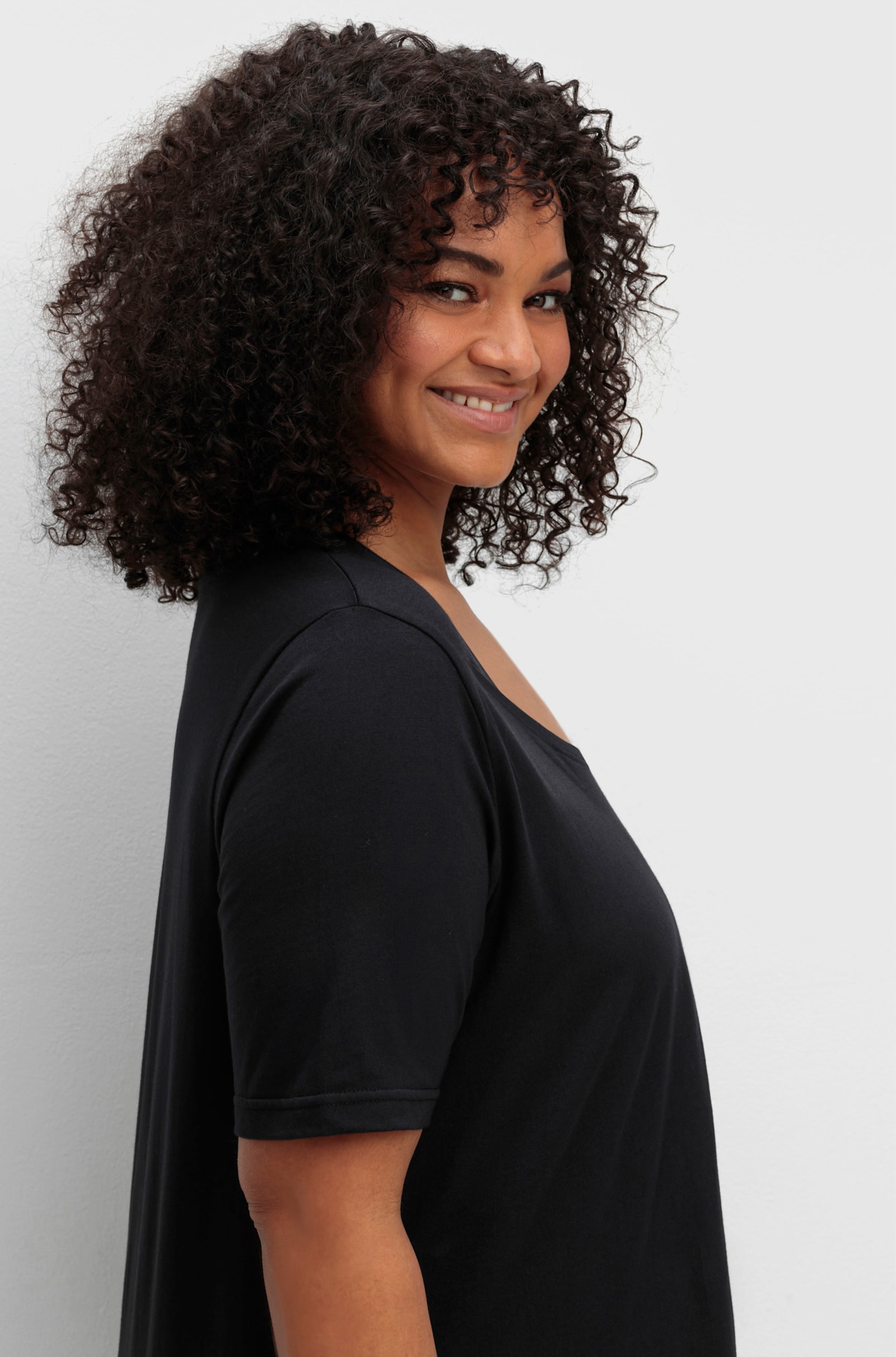 sheego T-shirt in A-lijn, met stolpplooi bij de hals - zwart