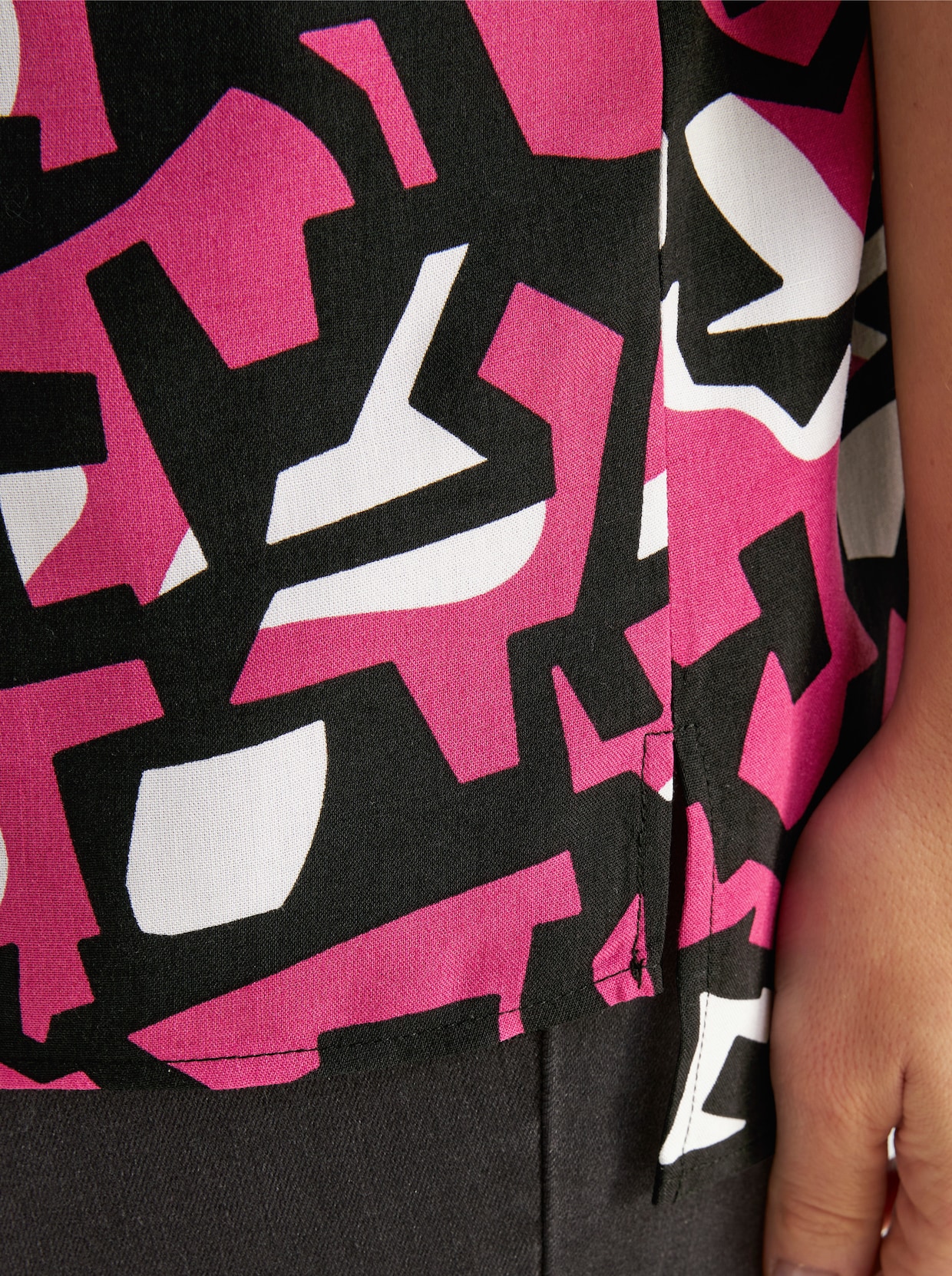 Druckbluse mit Falten am Ausschnitt - fuchsia-schwarz-bedruckt