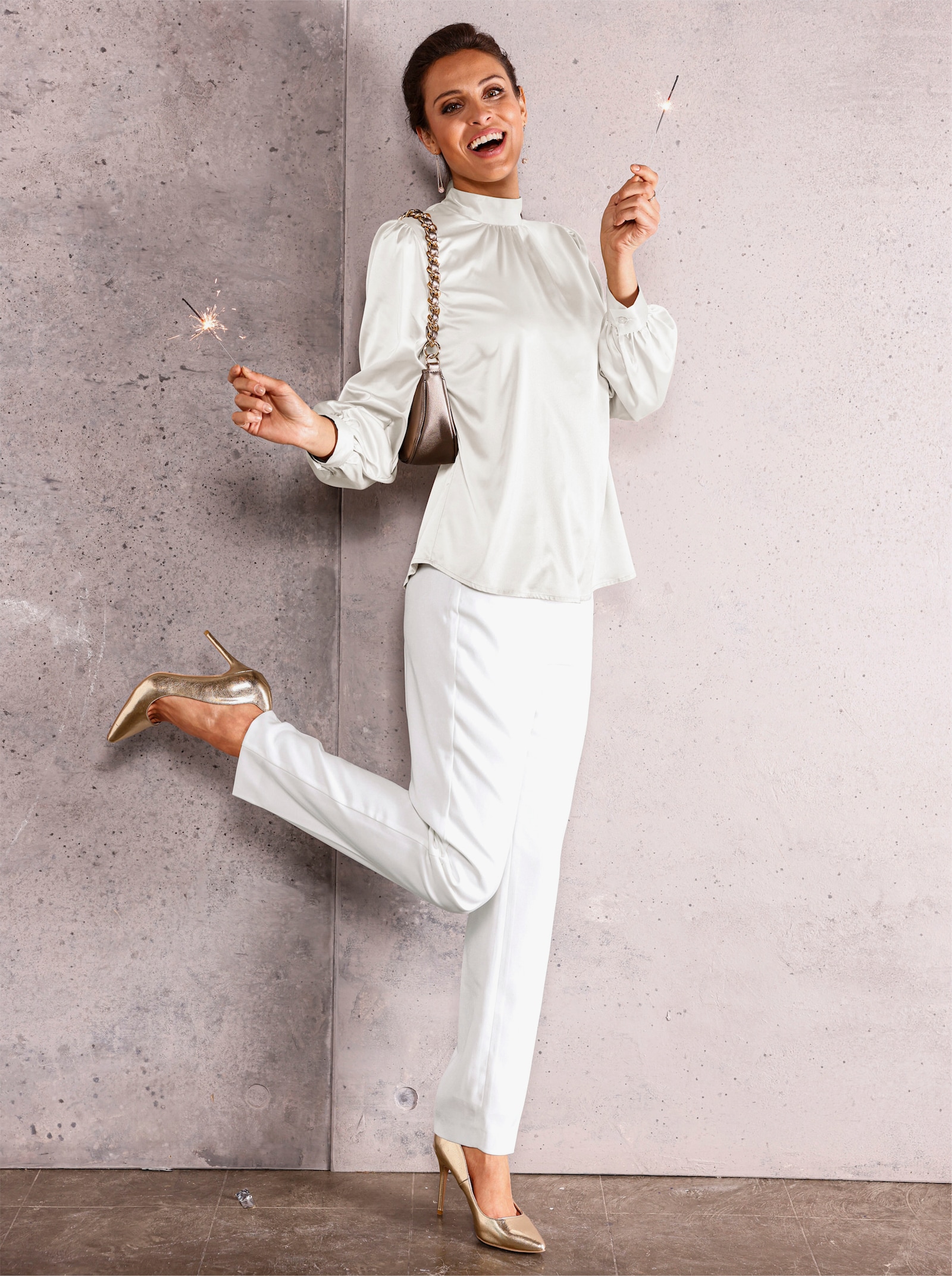 Satinbluse mit Raffung am Stehkragen - ecru