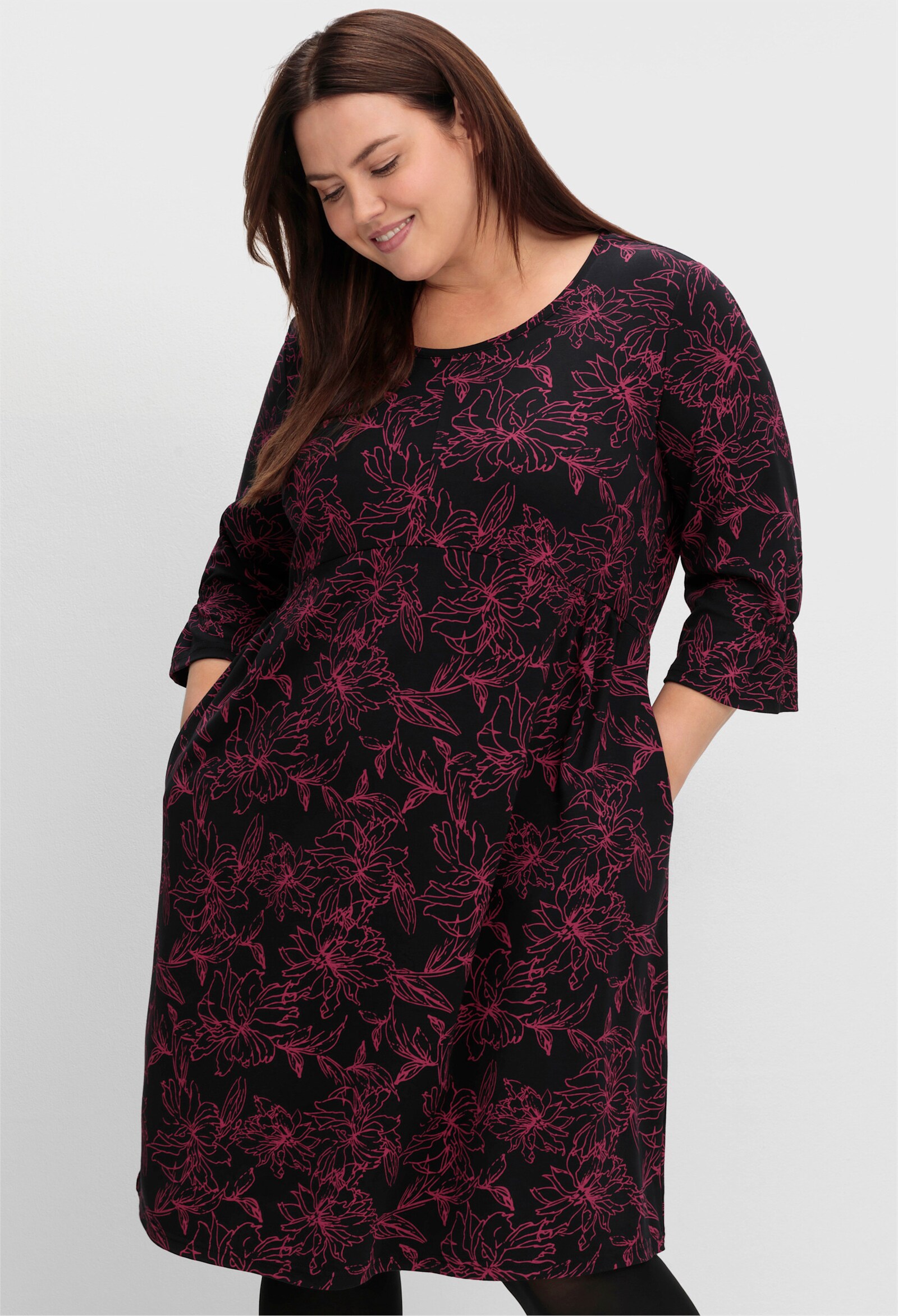 sheego Shirtkleid mit Raffung an den Ärmeln - schwarz-gemustert