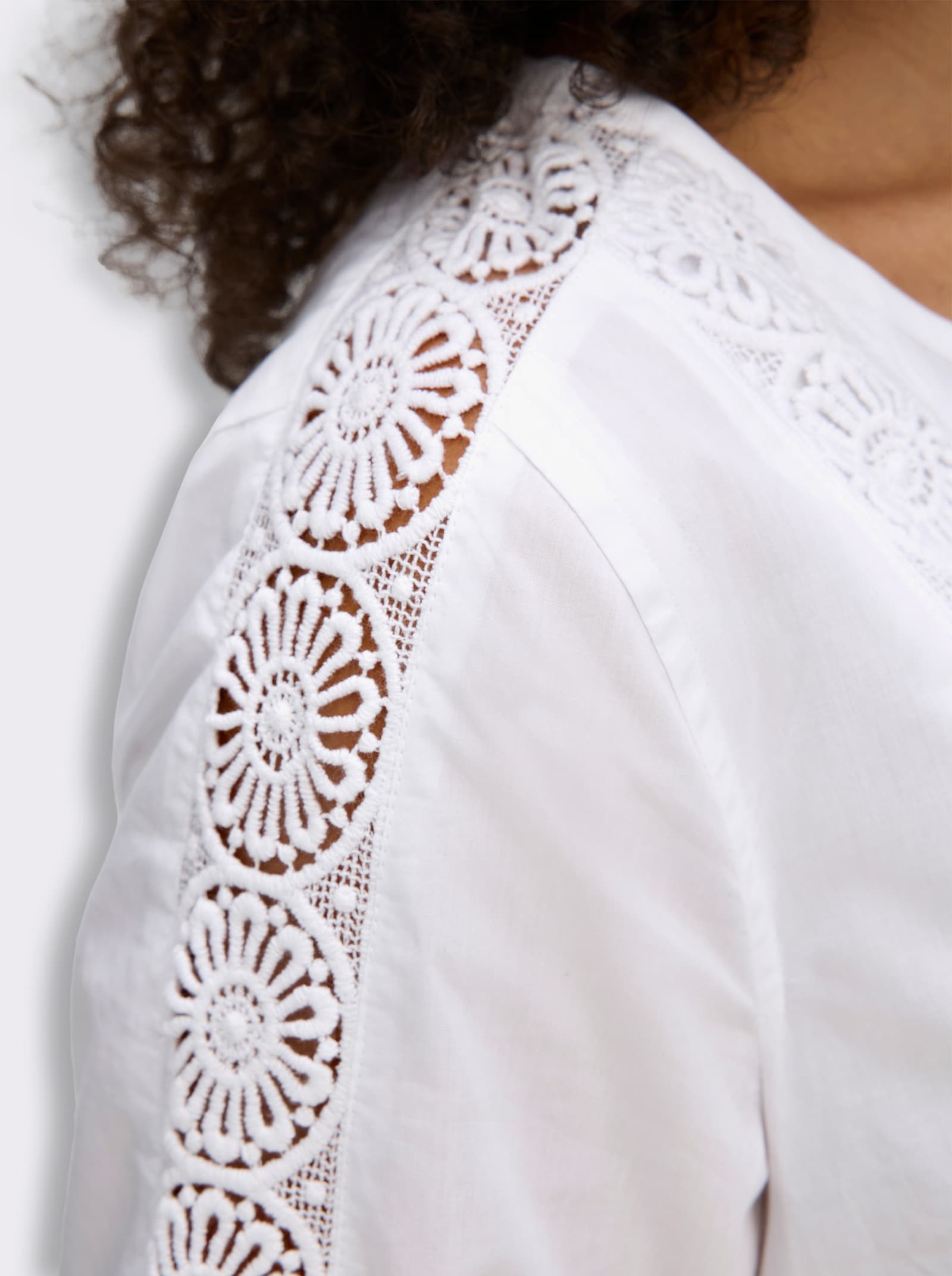 Baumwollbluse mit Biesen und Spitzen-Details - weiß